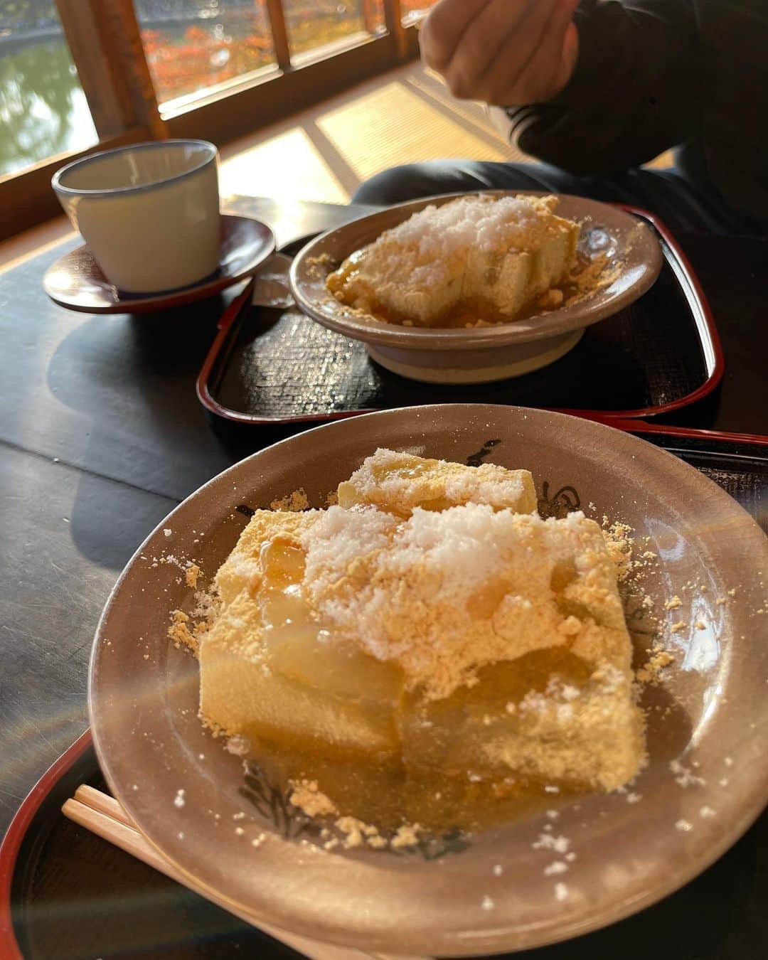 RIIAさんのインスタグラム写真 - (RIIAInstagram)「奈良公園お散歩してたら見つけたわらび餅屋さん🫶🏻 甘い物普段だべないけど、こーゆー時は雰囲気で食べちゃう😋♪ 窓から紅葉も見れたよ🍁 #奈良公園#わらび餅」11月27日 10時34分 - airi21202
