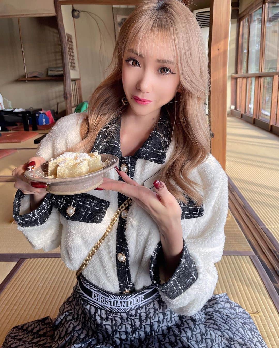 RIIAのインスタグラム：「奈良公園お散歩してたら見つけたわらび餅屋さん🫶🏻 甘い物普段だべないけど、こーゆー時は雰囲気で食べちゃう😋♪ 窓から紅葉も見れたよ🍁 #奈良公園#わらび餅」