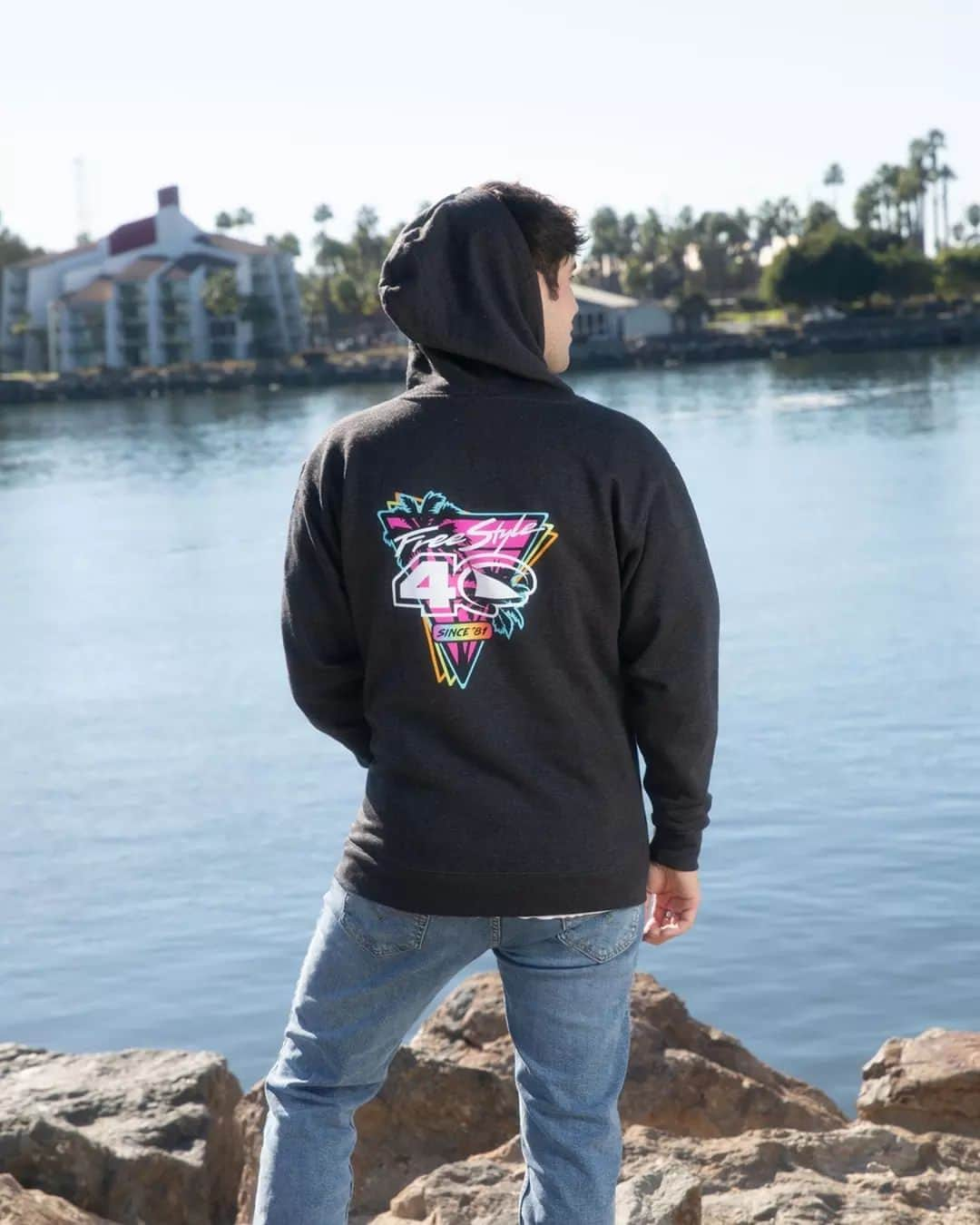 フリースタイルさんのインスタグラム写真 - (フリースタイルInstagram)「📣 Our #limitededition 40th Neon-Versary hoodie is now on sale for just $49! 🚨 FREE Express Shipping is included on this item 🔥   🦈: Freestyle 40th Neon-Versary Hoodie  📷: @aaanthonytran _ #myfreestylewatch #cybermonday #cybermondaydeals #giftguide #giftideas #salealert」11月27日 10時35分 - freestylewatches