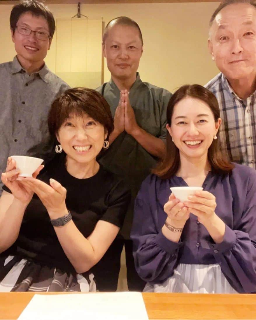 徳増ないるさんのインスタグラム写真 - (徳増ないるInstagram)「「日本茶AWARD」という コンテストの審査会に 参加しました😊 (一緒に参加した皆さんと📷)  今年で10年目になる このコンテストは 消費者の視点で 「好みのお茶」を選ぶものです。  全国から出品された 538点のうち 1次、2次審査を通った 20点を飲み比べて 3次審査をしました。 個性溢れるお茶の中から ひとつを選ぶのは大変💦 どれも美味しくて 香りも全然違う…  全国各地で開かれた 3次審査の結果を集計して (有効得票数1154票) 一昨日、最も得票した 「日本茶大賞」が発表されました✨  選ばれたのは鹿児島県の 株式会社特香園 「雪ふか極1号」というお茶。 旨味がしっかりしてふくよかな香り バランスのとれた味わいで 緑色がとても綺麗なお茶でした🍵 おめでとうございます！  今は本当に多種多様なお茶があります。 皆さんも色々飲み比べて お気に入りを 見つけてみてください☺  #日本茶 #日本茶AWARD」11月27日 10時36分 - nairu.tokumasu