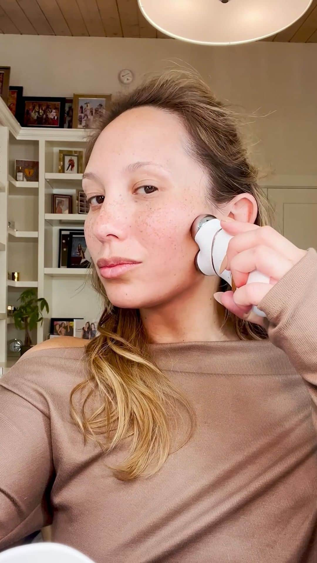 シェリル・バークのインスタグラム：「Speaking my skin truth & sharing my secret weapon… Everyone is always asking what work I’ve had done & let’s just let my cheekbones be the proof that the @mynuface Trinity is my skin secret! Lucky for you, their entire website is 30% off this Cyber Week but not for much longer. Link in bio to try for yourself! #nufaceambassador」