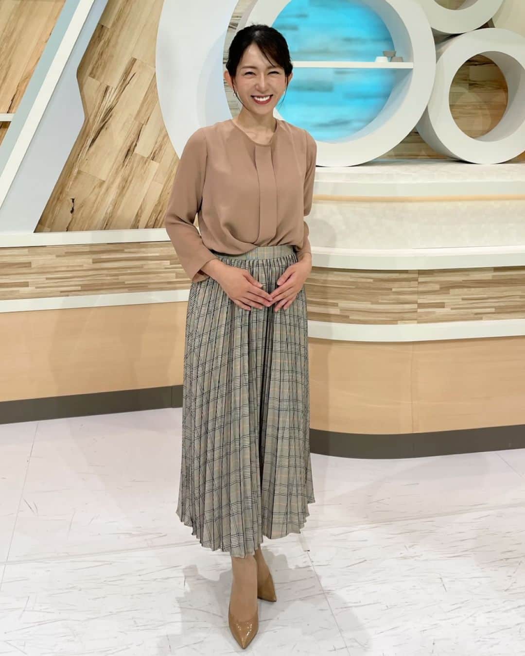KSBアナウンサーさんのインスタグラム写真 - (KSBアナウンサーInstagram)「👗 「News Park KSB」の衣装です。 衣装もチェックして見てくださいね☺  ୨୧┈┈┈┈┈┈┈┈┈┈┈┈┈┈┈┈┈┈୨୧ #瀧川奈津希（1～3枚目） 📷1枚目（トップス）：VIOLETTA @violettaofficial_jp 📷2枚目：Libra Cue @libra.cue_official 📷3枚目：ɴᴇ́ᴜɴᴀ @neuna_official  #野口真菜（4枚目） 📷4枚目(トップス)：VANNIE U @vannie__u 📷4枚目(ワンピース)：AUNT MARIE'S @auntmaries.official  #松木梨菜（5～8枚目） 📷5枚目：idem @idem_official ୨୧┈┈┈┈┈┈┈┈┈┈┈┈┈┈┈┈┈┈୨୧  #KSB瀬戸内海放送 #KSB #アナウンサー #衣装 #コーディネート #fashion #VIOLETTA #libracue #NEUNA #vannie_u #auntmaries #idem」11月27日 16時03分 - ksb_announcer