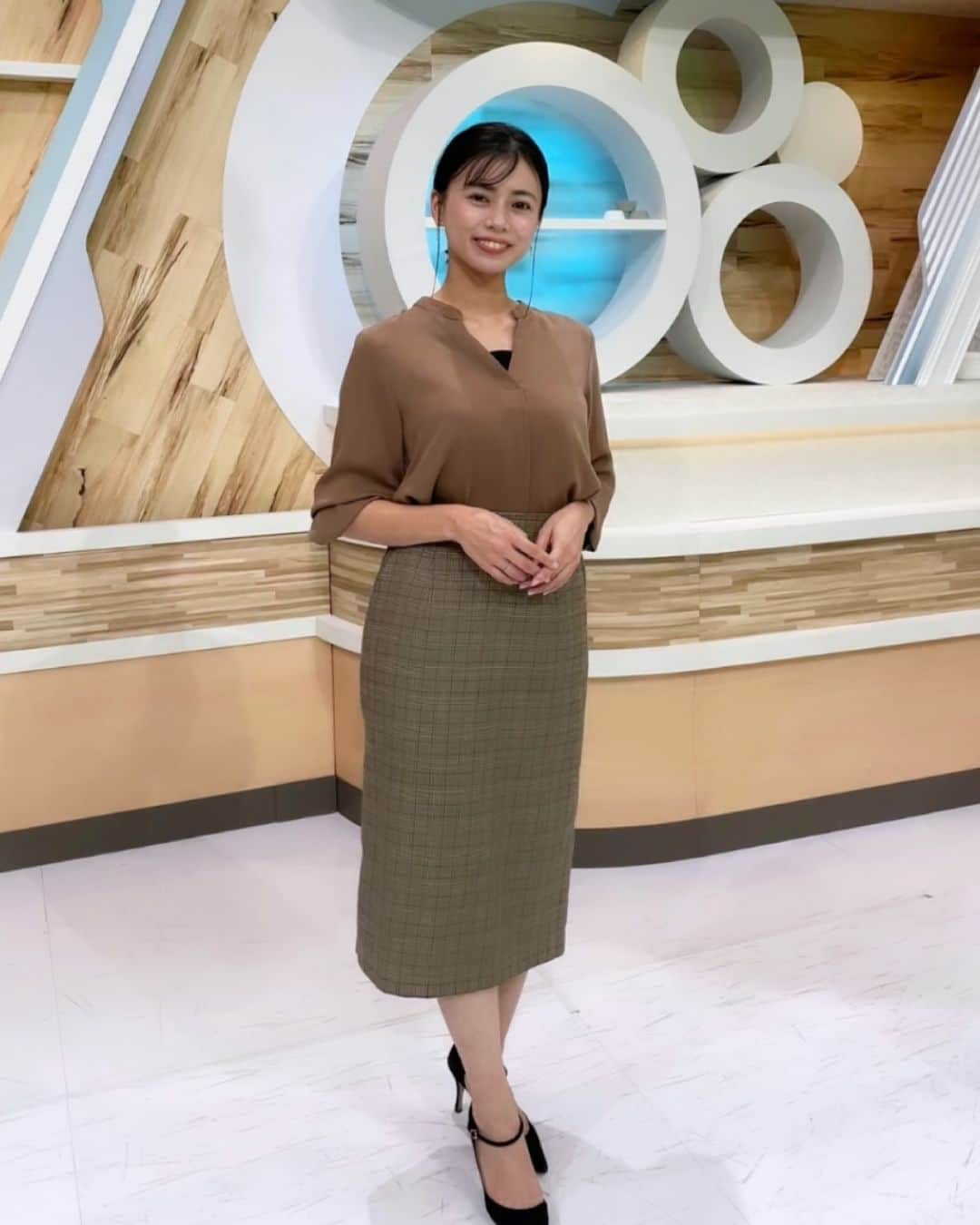 KSBアナウンサーさんのインスタグラム写真 - (KSBアナウンサーInstagram)「👗 「News Park KSB」の衣装です。 衣装もチェックして見てくださいね☺  ୨୧┈┈┈┈┈┈┈┈┈┈┈┈┈┈┈┈┈┈୨୧ #瀧川奈津希（1～3枚目） 📷1枚目（トップス）：VIOLETTA @violettaofficial_jp 📷2枚目：Libra Cue @libra.cue_official 📷3枚目：ɴᴇ́ᴜɴᴀ @neuna_official  #野口真菜（4枚目） 📷4枚目(トップス)：VANNIE U @vannie__u 📷4枚目(ワンピース)：AUNT MARIE'S @auntmaries.official  #松木梨菜（5～8枚目） 📷5枚目：idem @idem_official ୨୧┈┈┈┈┈┈┈┈┈┈┈┈┈┈┈┈┈┈୨୧  #KSB瀬戸内海放送 #KSB #アナウンサー #衣装 #コーディネート #fashion #VIOLETTA #libracue #NEUNA #vannie_u #auntmaries #idem」11月27日 16時03分 - ksb_announcer