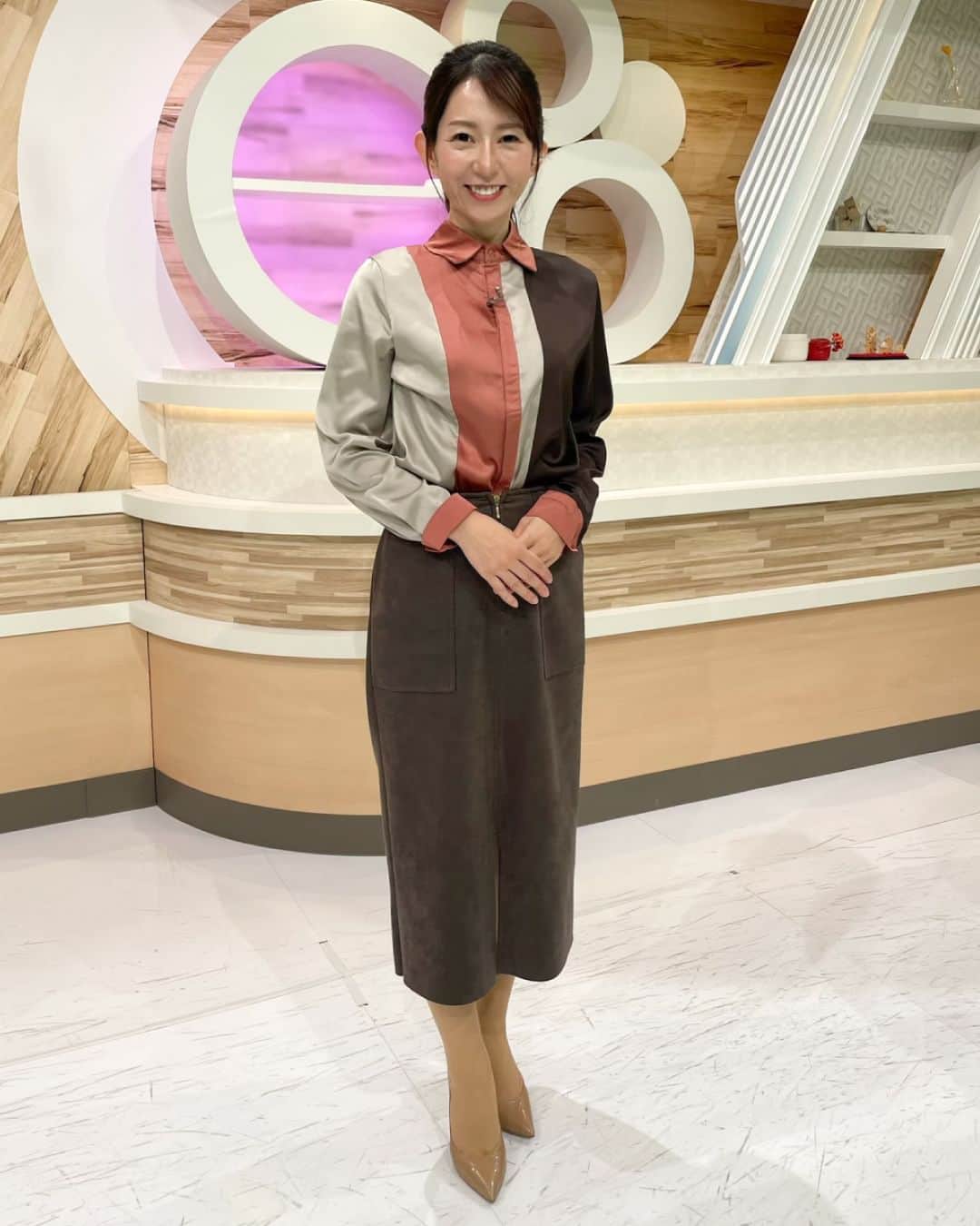 KSBアナウンサーさんのインスタグラム写真 - (KSBアナウンサーInstagram)「👗 「News Park KSB」の衣装です。 衣装もチェックして見てくださいね☺  ୨୧┈┈┈┈┈┈┈┈┈┈┈┈┈┈┈┈┈┈୨୧ #瀧川奈津希（1～3枚目） 📷1枚目（トップス）：VIOLETTA @violettaofficial_jp 📷2枚目：Libra Cue @libra.cue_official 📷3枚目：ɴᴇ́ᴜɴᴀ @neuna_official  #野口真菜（4枚目） 📷4枚目(トップス)：VANNIE U @vannie__u 📷4枚目(ワンピース)：AUNT MARIE'S @auntmaries.official  #松木梨菜（5～8枚目） 📷5枚目：idem @idem_official ୨୧┈┈┈┈┈┈┈┈┈┈┈┈┈┈┈┈┈┈୨୧  #KSB瀬戸内海放送 #KSB #アナウンサー #衣装 #コーディネート #fashion #VIOLETTA #libracue #NEUNA #vannie_u #auntmaries #idem」11月27日 16時03分 - ksb_announcer