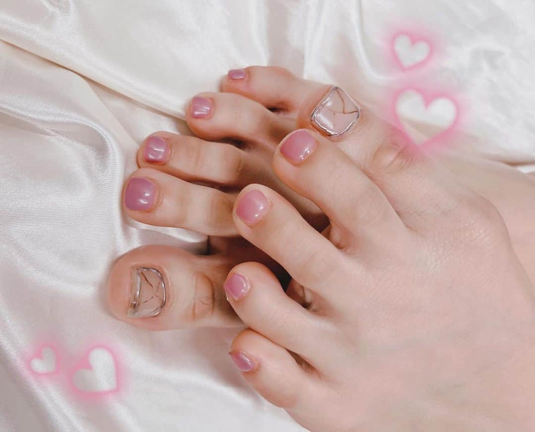 田中杏樹のインスタグラム：「チタネイルでフットネイルしてきました💅 チタネイルって私も初めて聞いたけど、 爪を保護しながらジェルネイルできる優れものらしい🥸  久しぶりのネイルでテンション上がっちゃいました☺️💕  #フットネイル#チタネイル#titanail #pr」