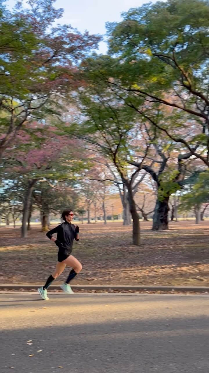 西谷綾子のインスタグラム：「🌅🏃‍♀️ 仕事前にコソ練していたら 見られちゃった😆 @ganbaleyusuke カッコ良い動画を！ (フォームは改善中🔥🔥) ありがとうございます🥹  貴重なRUN時間！ 思い通りに体が動くように ＆怪我しないように 寒さ対策して ウォーミングアップしてからGO🏃‍♀️❤️‍🔥  ちょっと早起きして、ちょっとがんばる！ (ちょっと、と言いながら‥ 　　　かなりの気合いです！笑🔥😂✊)  週末、レースがあったみなさま！ お疲れさまでした🥹🥹 ランナーズアップデートや投稿を見ながら 感動し勇気をもらいました❤️‍🔥  私も目標に向かって コツコツ積み上げていく🐾 自分が決めた目標を叶えるために🥹」