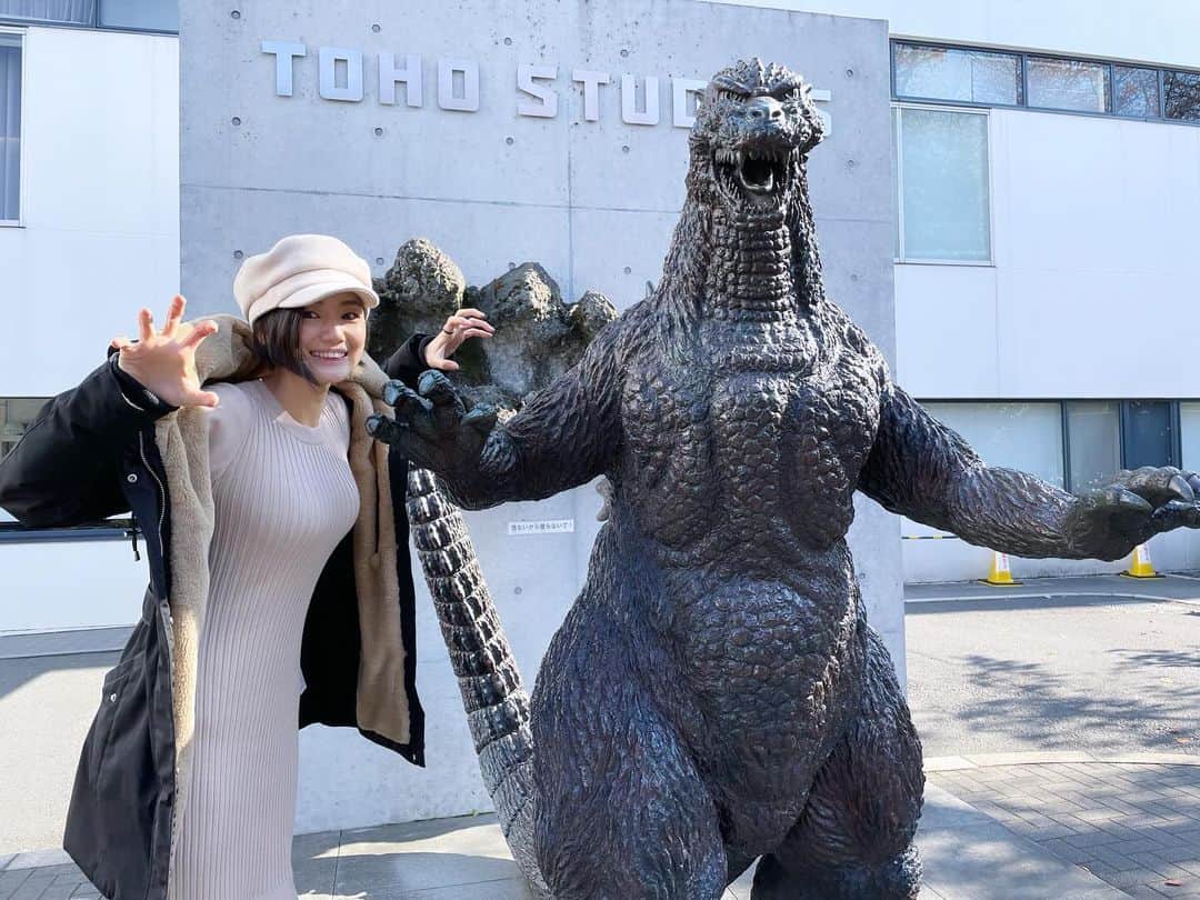 片山萌美のインスタグラム：「🏙️🌆🌃  とある作品のアフレコのため 東宝スタジオへ  いつもゴジラが お出迎えしてくれます🦖✨  とある作品の情報解禁するの たのしみっ...!!!  #東宝スタジオ #ゴジラ #moemikatayama」