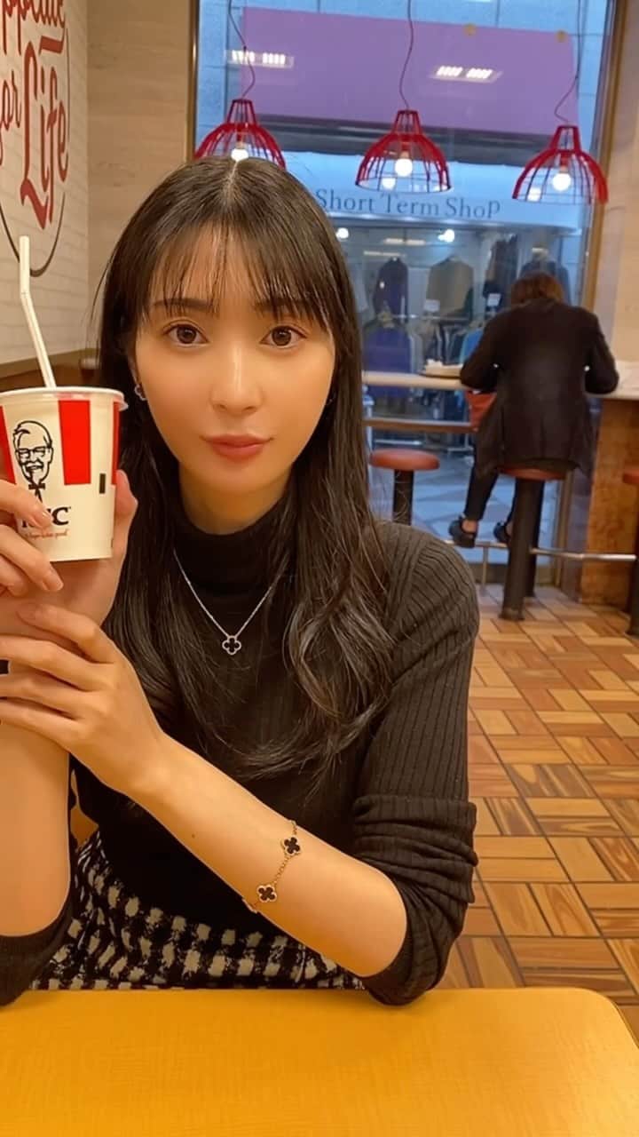 デコウトミリのインスタグラム：「ケンタッキーだいすき❤️ クリスピーとビスケットは絶対頼んじゃう🧸 辛みそにんにくチキンもおいしかった🍗 　 風に吹かれて髪がボサボサになっちゃったよ🫠」