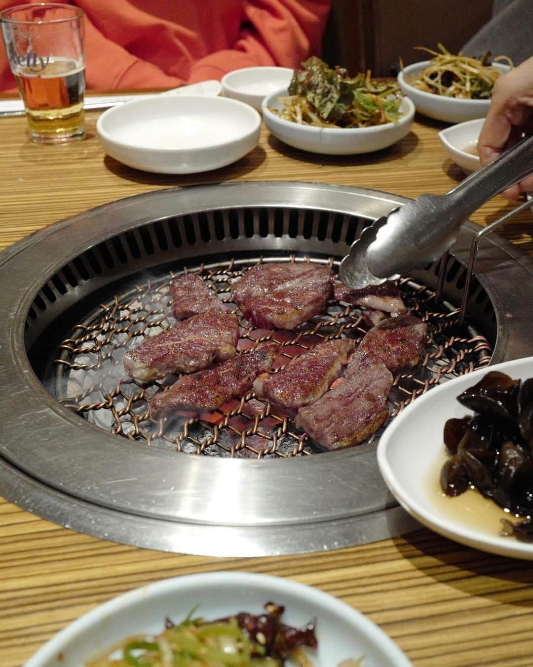 武智志穂のインスタグラム：「韓国ソウルへの1人旅🇰🇷 最後にご紹介するのは、清潭洞にある새벽집（セビョッチッ）。 同じタイミングで韓国に来ていた @tanakaofficial ちゃんと里奈ちゃん'sお友達が連れて来てくれた、超絶美味しい焼肉屋さん。  初めて食べた韓牛🥩 柔らかくて旨味たっぷりでめちゃくちゃ美味しかった！！！！！！ 本当にほっぺたが落ちた🥺 タレではなく塩でいただくスタイルも好みでした。 忘れちゃいけないユッケも永遠食べてられる美味しさでした… チャプチェもお肉たっぷりで美味しくて、思わず白ごはん分けてもらっちゃったよね🍚 もう美味しいという言葉しか並べていないけど、本当に美味しくて美味しくて美味しいお店でした。 （語彙力の無さ←）  全くの初対面のわたしを快く迎え入れてくれてありがとうみんな！ そして韓国に誘い出してくれた里奈ちゃんほんとありがとう♡  今回のソウルで取り戻した旅する感覚。 やっぱりわたし旅が大好きだわ、もう無視できない！ 一度きりの人生。 行きたいところには行きたいと感じるときに行っておかなきゃね。 とりあえず今年中にえいけんのパスポートを作りに行こ〜🎫  #志穂sTrip #韓国旅行 #韓国グルメ #韓国ブランド #韓国ショッピング #韓国1人旅 #ソウル #ソウル旅行 #清潭洞 #江南 #カンナム」