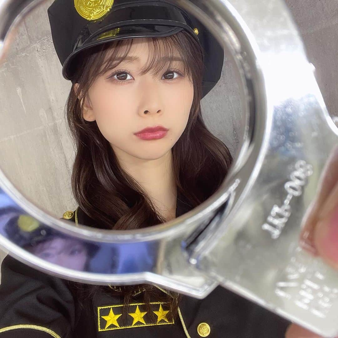 塩野響子さんのインスタグラム写真 - (塩野響子Instagram)「⠀逮捕しちゃうぞっ？🔫💕 ⠀ ハロウィンでポリスのコスプレしました！ ポリスのコスプレについてる帽子って大体デカすぎて かぶれないんだけど、ちょっと傾けて？斜めに？ 被れば意外といけることが判明した❕ ⠀ スカートめっちゃ短いからニーハイソックスと合わせたよ🙆‍♀️ ⠀ ⠀」11月27日 20時00分 - kyondayo1206