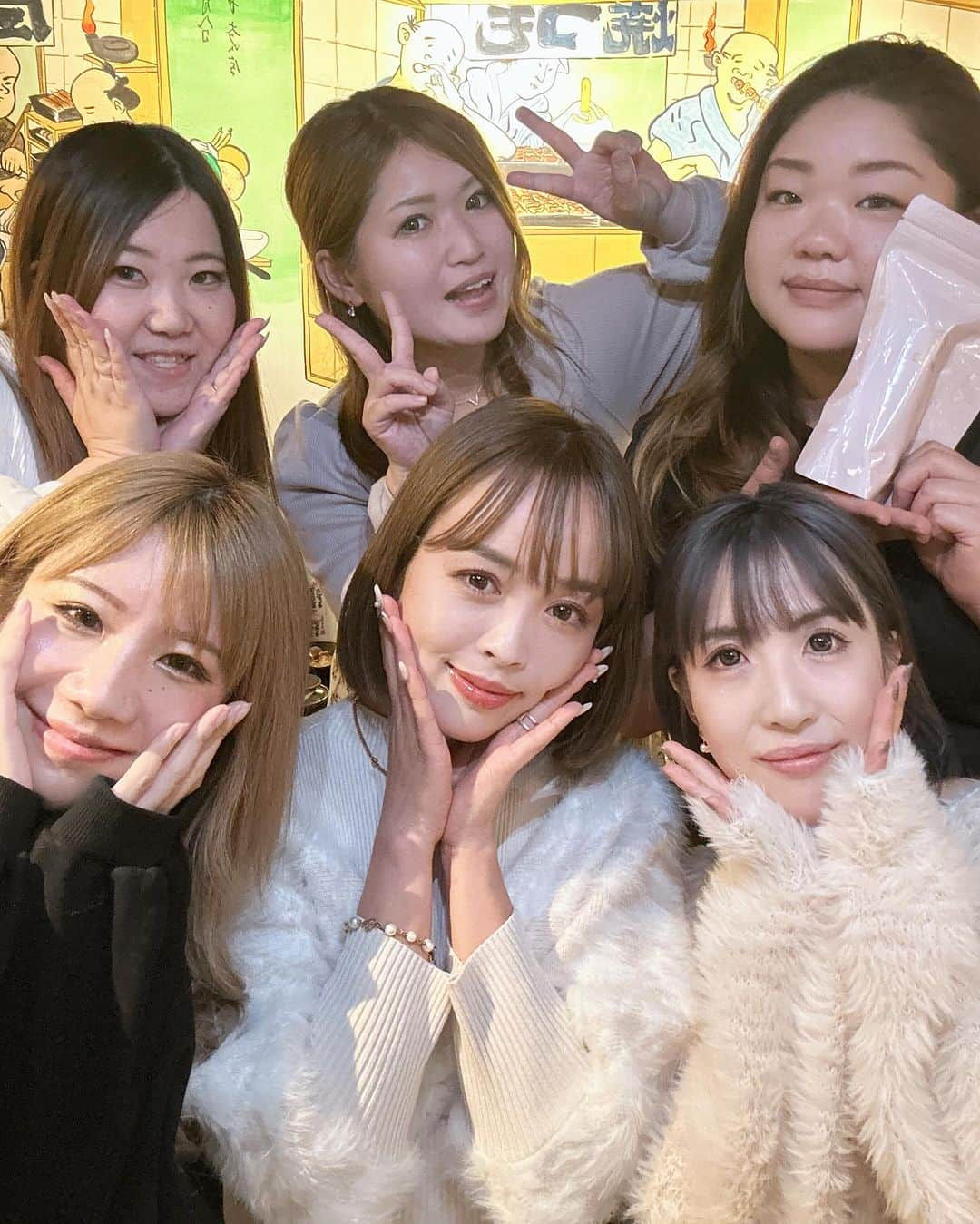 板橋瑠美さんのインスタグラム写真 - (板橋瑠美Instagram)「Rumi女子会in 福岡 ⁡ ⁡ 初となる福岡での女子会🍺✨ ⁡ ⁡ 今回はフォロワーさんのゆーこちゃんが働く焼き鳥屋さん "四文屋　大名店"さんで女子会させていただきましたー！！！！！ ⁡ ⁡ 初めて会う方がほとんどで、お一人だけ2回目❤️ ⁡ ⁡ 沖縄女子会にわざわざ福岡から一人旅で参加してくださって♡ ⁡ ⁡ 本当楽しい時間を過ごさせていただきました^ ^ ⁡ ⁡ なかなかインスタで繋がってるフォロワーさん達とお話し出来る機会もないし、 私もファンの方応援してくださってる方へ、日頃の感謝の気持ちを自分の口で伝えたいので、 このような機会を設けさせていただいております❤️ ⁡ ⁡ コンペで全国飛び回る時に、セットにしてこのような女子会を色々やっていきたいなーと思ってます！ ⁡ ⁡ 四文屋さん名物の、自分でじゃがいもの食感を好みに作れる手作りポテサラがめちゃ美味しくて❤️感動しちゃいました！！！！ ⁡ ⁡ もちろん焼き鳥も美味しかったし^ ^ ⁡ ⁡ ⁡ みんなで食べると何倍も美味しいです^ ^ ⁡ ⁡ ⁡ 話し足りなかったけど、本当いろんなお話ができて、楽しい時間となりました♡福岡の皆様ありがとうございましたー！！！ ⁡ ⁡ 絶対また開催するので、またお会いしましょう♡ ⁡ ⁡ そして今回来れなかった、dmくださった皆様♡ ⁡ 次回は是非会えますように❤️ ⁡ ⁡ ⁡ 福岡最高ーーー✨  【会場】 四文屋　大名店 〒810-0041  福岡県福岡市中央区大名１丁目８−４２ エトス大名 1F  092-406-9600」11月27日 19時10分 - rumi_official_0616