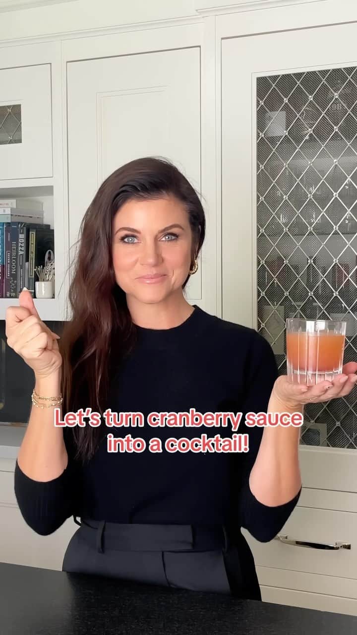 ティファニー・ティーセンのインスタグラム：「Back with another Thanksgiving leftover recipe. No one ever finishes the cranberry sauce…so make a cocktail. My Cranberry Sauce Cocktail from #HereWeGoAgain.」