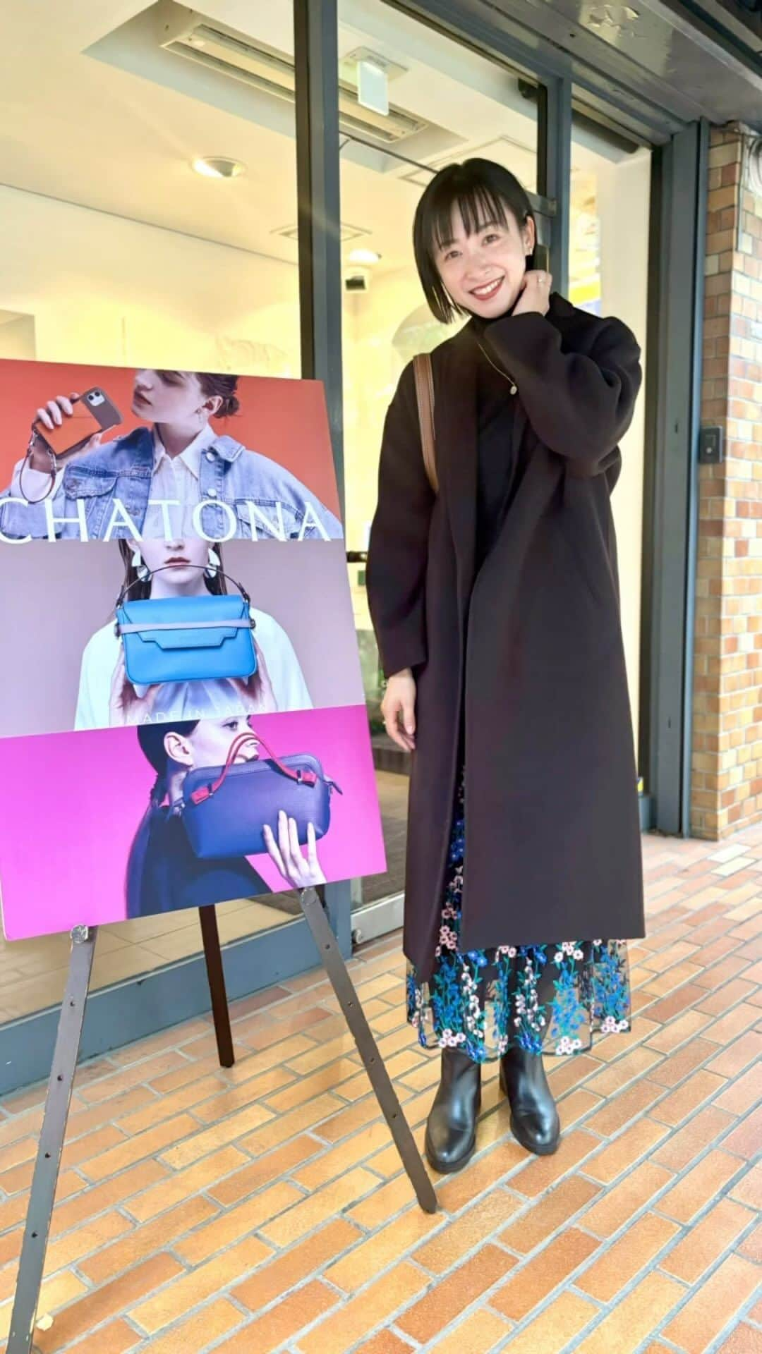 黛英里佳のインスタグラム：「⁡ ⁡ 先日行ったCHATONA(シャトナ) @chatona_official の展示会☺️✨ ⁡ 元々夫の友人であるえりかちゃん　@erika_carokyoto が新しく立ち上げた革小物ブランド👜✨ ⁡ ⁡ フランスの最高級レザーを使用し、発売まで3年以上の月日がかかったえりかちゃんの愛と情熱がこもったバッグや小物たち☺️💕 ⁡ ⁡ ベースの色とハンドルの色をカスタムできて、自分だけのバッグにできるスペシャル感😍 ⁡ ⁡ 本当に素敵なものって手に取るとウキウキしますよね。 ⁡ このバッグはまさにそんな感じ。 ⁡ ⁡ 迷いに迷って、私はグレーのベースに水色のハンドルにしました🤭🧡 ⁡ ⁡ ⁡ 本当にこだわったレザーを使用しているので、長く使ってもへたれないし、汚れにくいカラーをチョイスしたので、息子とのお出かけにもガンガン使おうと思います☺️💕 ⁡ ⁡ 同い年で好きなファッションの道をエネルギッシュに進んでいくえりかちゃんを見て夫婦共にたくさん刺激をもらって本当に楽しい時間でした😆 ⁡ 12/5まで大阪タカシマヤの2階にてポプアップが開催されているそうです！ ⁡ すごい😍 ⁡ お近くの方はぜひ本物を手に取っていただきたいです😆💕 ⁡ ⁡ ⁡ #ダブルピースしかできない問題 #ダブルえりか #バッグ #シャトナ #chatona ⁡」