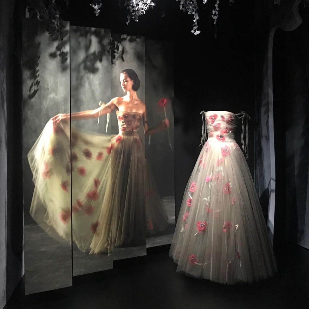 装苑のインスタグラム：「ディオールのアーカイブピースを展示するパリの「ラ ギャラリー ディオール」にて、女性によるアートにフォーカスした新たなエキシビションがスタートしました🌹  絶えず進化し続けるメゾンの歴史が集約されたギャラリーに、高木由利子、リリアン・バスマン、エリナ・ショーヴェ、ジュディ・シカゴ、マヤ・ゴデッド、コンスタンス・ギセ、カテリーナ・ジェブ、エヴァ・ジョスパン、ニキ・ド・サンファルなどの作品が一堂に会します。  パワフルな女性アーティストたちとディオールが出会う今展は、2023年11月24日から2024年5月13日まで開催。  2枚目の写真は、東京で開催された「クリスチャン・ディオール、夢のクチュリエ」展のためにアーカイブ作品を撮り下ろした高木由利子さん。 （パリ支局）  @dior #DIOR #ディオール #dior30montaigne」