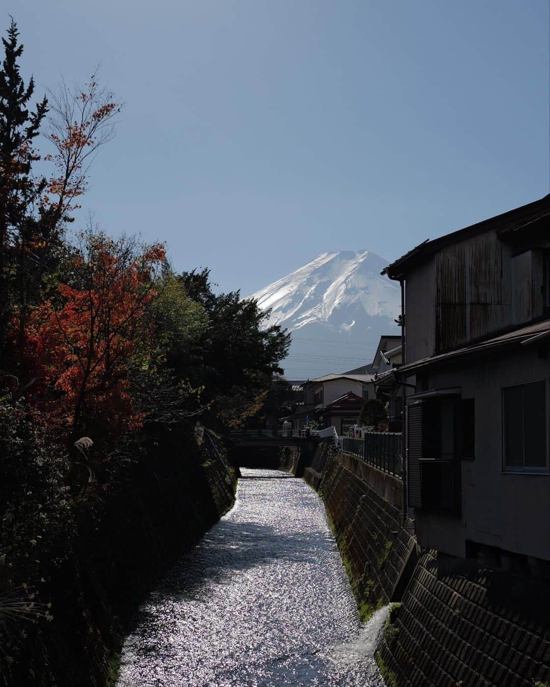 eriのインスタグラム：「FUJI TEXTILE WEEK @fujitextileweek のため富士吉田へ  廃工場で行われている アートエキシビジョン 建物自体がかっこよくて わくわく  富士吉田は運転してても 歩いてても どこかの角を曲がれば 富士山がどーーーん  とてもいい街」