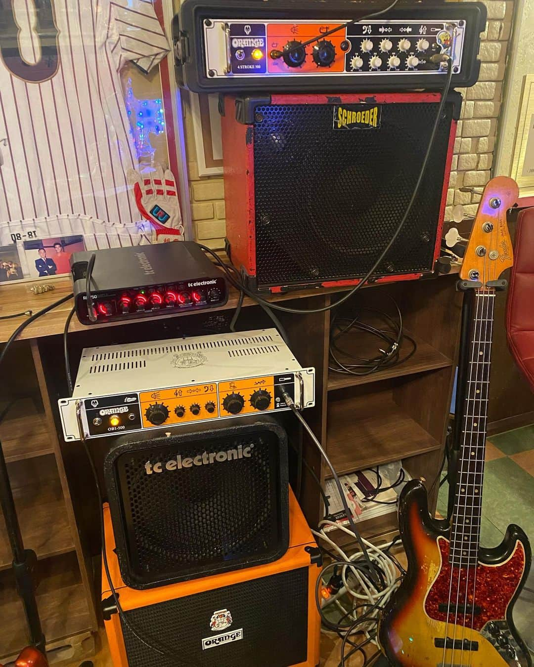 TOKIEさんのインスタグラム写真 - (TOKIEInstagram)「Ju-kenとTRI4TH関谷くんのイベント、BASS CREWにお呼ばれしてきました。 満席のSold Out、寒い中来てくれた皆さまありがとうございます🙌 写真を撮るのすっかり忘れてましたねー。 私が唯一撮ってたのがブレーメンの音楽隊のように積み上げられたアンプの写真。笑（ベースはJu-kenの65年です） この日は62年64年65年のジャズベースが並ぶというそれだけでもレアなイベントでした。 普段、ベーシストが集うことってなかなか無いのでタメになるお話もいっぱい聞けたし、何よりもお2人と超久しぶりに逢えたのが嬉しかった。 ベース3本でのトリオセッションは新しい体験だったので機会があればもっと掘り下げてみたいです。 ホントに写真をすっかり忘れていて、お2人のSNSにもなけなしの写真がアップされると思うのでぜひチェックしてね😆」11月27日 10時54分 - tokieofficial1