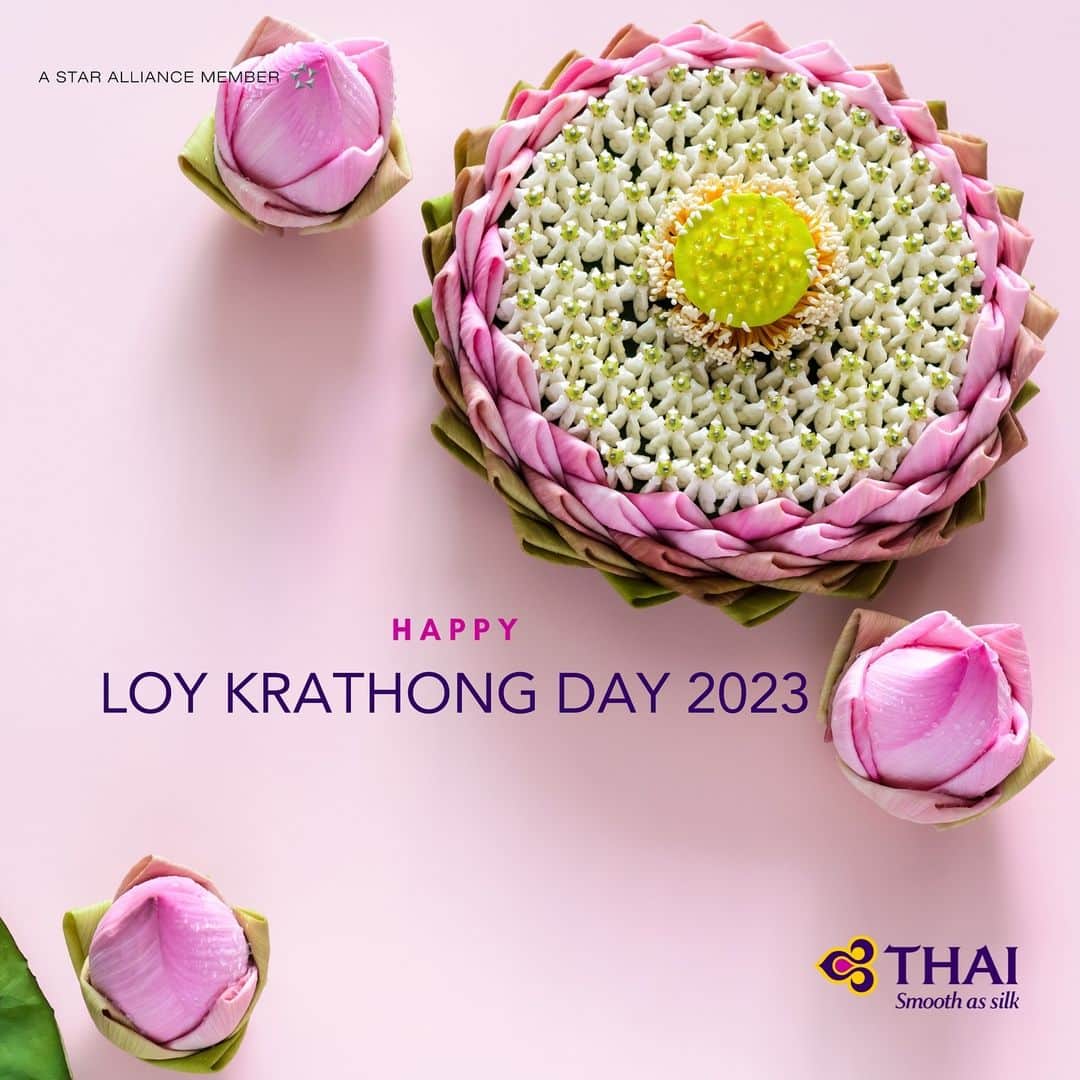 タイ航空のインスタグラム：「Today, witness the magical symphony of water and light with Loy Krathong, a cherished Thai tradition! 🕊️✨ Candlelit krathongs grace the rivers, symbolizing wishes, gratitude, and the cleansing of the past. Experience the heart of Thai culture and be captivated by the radiant glow of Loy Krathong. 💖🌊 Let the glow of candlelit krathongs wash away sorrows, making way for a stream of joy to flow into your life. Happy Loy Krathong Day 2023! 🕊️✨  #thaiairways #loykrathong #LoyKrathongMagic #ThaiTraditions #FestivalOfWaterAndLight」