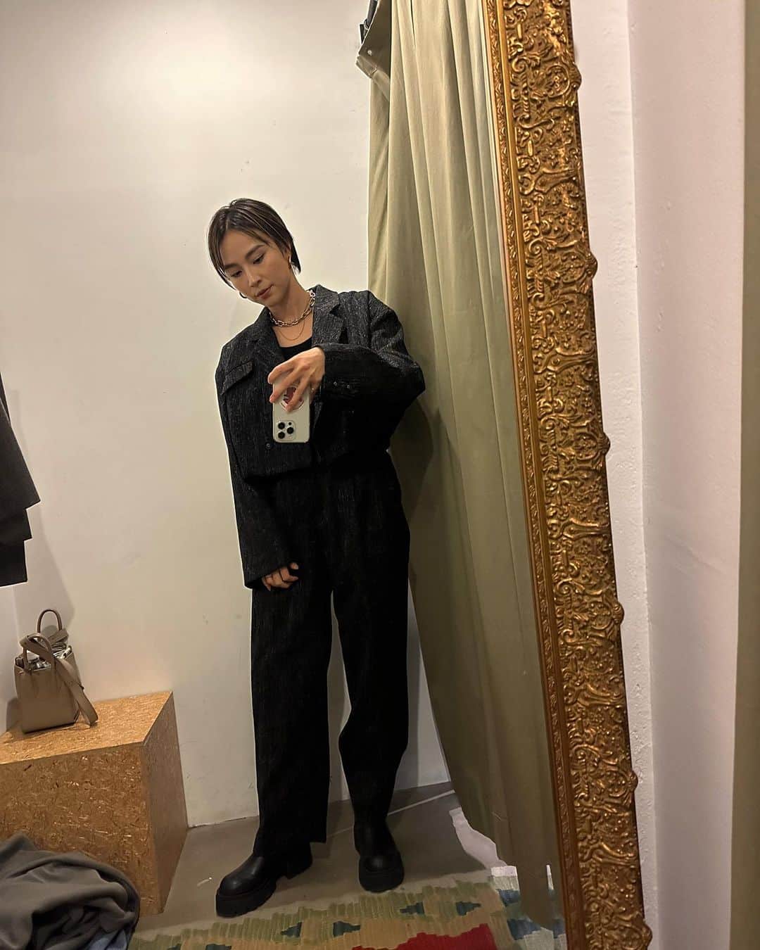 赤松悠実のインスタグラム：「@solovofficial  POPUPにお邪魔しました❤️  SNSで一目惚れしたけど、実際に着るとさらに惚れて😗 グレーのセットアップやアクセサリーをGET🫡 めちゃくちゃいっぱい着てる🤣！  ジャケットセットアップもほんとはやっぱり 欲しいなあー、、、🥹🩷🫰  . #solov#fashion」
