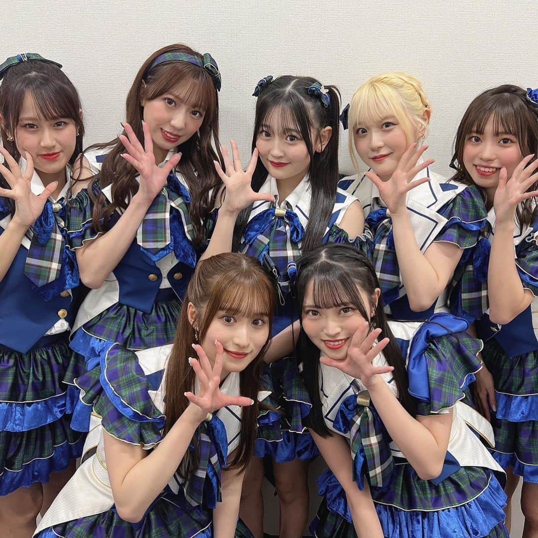 石橋颯さんのインスタグラム写真 - (石橋颯Instagram)「可愛すぎる衣装💙💭 HKTのお母さん兼衣装さんが 髪飾りも衣装の形も一人一人に 合わせて作ってくださったよ🥺🤍 颯は安定のツイン飾り🎀 そしてオフショル！にミニ丈のスカート！！！ 颯の好きを全部詰め合わせてくれた衣装😖かわいいでしょー？？  ･ ･ ･   #ootd #instagood #instalike #followme #いいね #アイドル #05 #衣装 #かわいい #ハーフツイン」11月27日 10時58分 - ibuki__hkt48