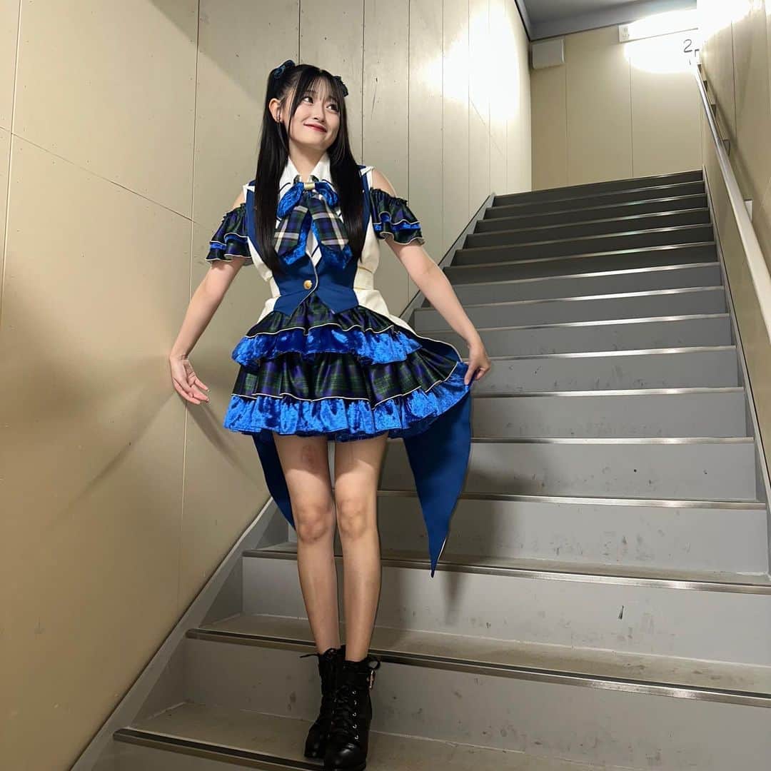 石橋颯さんのインスタグラム写真 - (石橋颯Instagram)「可愛すぎる衣装💙💭 HKTのお母さん兼衣装さんが 髪飾りも衣装の形も一人一人に 合わせて作ってくださったよ🥺🤍 颯は安定のツイン飾り🎀 そしてオフショル！にミニ丈のスカート！！！ 颯の好きを全部詰め合わせてくれた衣装😖かわいいでしょー？？  ･ ･ ･   #ootd #instagood #instalike #followme #いいね #アイドル #05 #衣装 #かわいい #ハーフツイン」11月27日 10時58分 - ibuki__hkt48