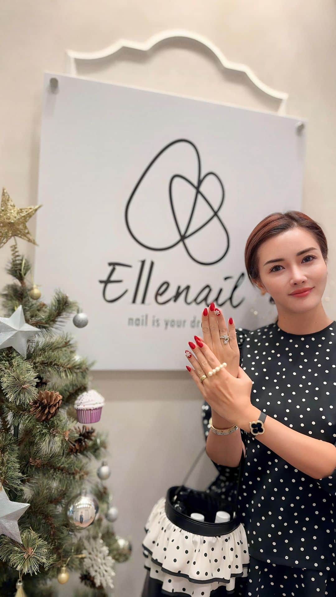 福王寺彩野のインスタグラム：「Christmas nail🎄❤️✨✨ ずっと通ってる @esnail_japan 🫶今年20周年だそう💫 私ももう20年近く通ってる😊 @aiko_esnail おめでとう🎉 クリスマスネイルは @britneytokyo ちゃんが @minmidesu ちゃんにやっているのを見て一目惚れしてお取り寄せした @dailycharme のレッドミラーネイル❣️ とっても可愛くてお気に入り😆いつもありがとうございます💅💖 @ellenail_shibuya 💕 #christmasnails #xmasnails #mirrornails #rednails #ellenail #esnail #newnails #ネイル #クリスマスネイル #ミラーネイル」