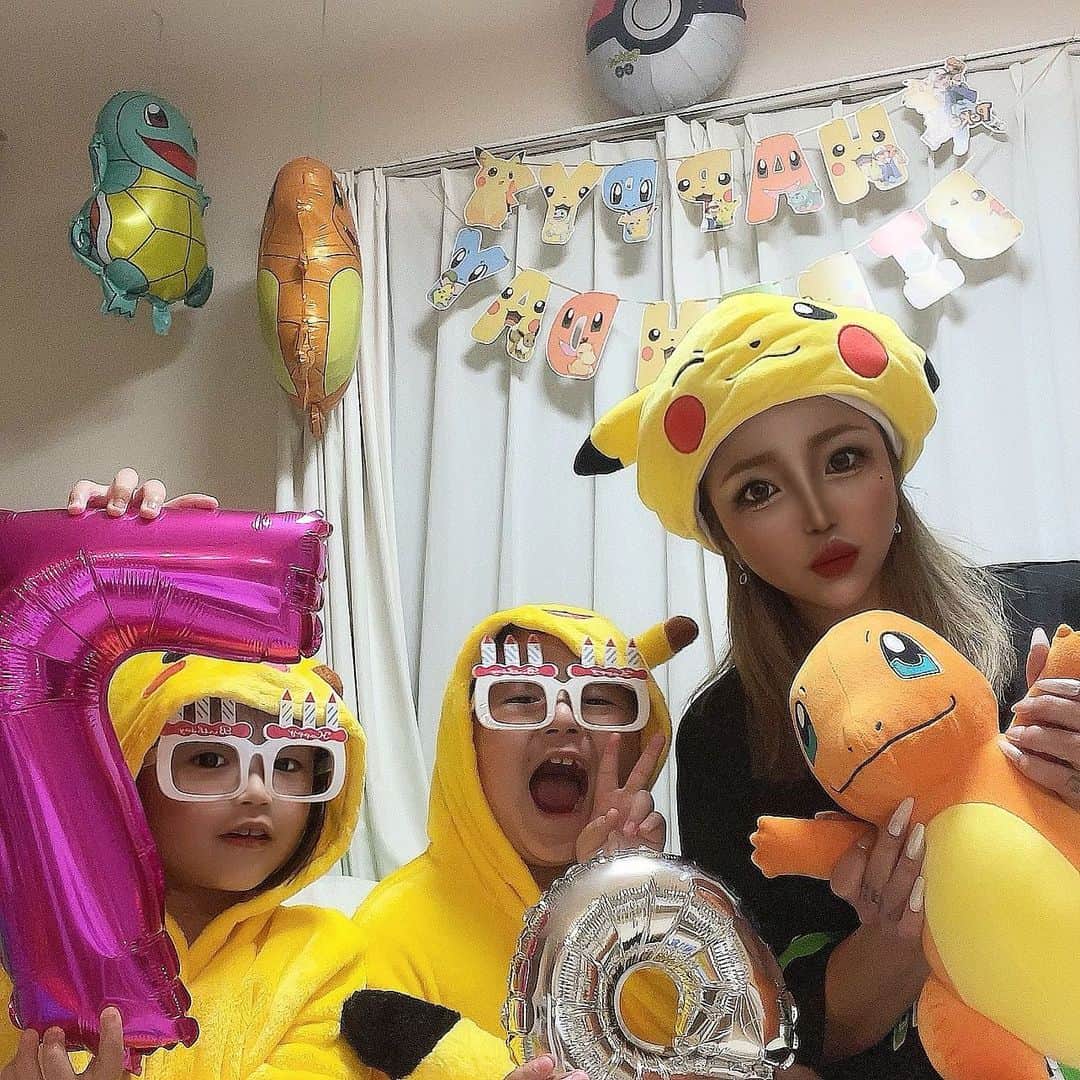 MII MAMAさんのインスタグラム写真 - (MII MAMAInstagram)「. . . 今年のお誕生日は #ポケモン でした❤️💛💙 . YouTube見てね〜🍿🎬💕 —————————————— 🔎White Style mi mama 良かったらチャンネル登録お願いします🙇🏽‍♀️ #YouTube#ユーチューバー#主婦ユーチューバー#MIIMAMA#チャンネル登録お願いします#2児ママ#年子ママ#ギャルママ#ぎゃるまま#アラサーママ#アラサー#30代#30代ママ#ホワイトインテリア#モノトーンインテリア#シンプルな暮らし#収納#ホワイト収納#イチナナ#イチナナライバー#専属ライバー#主婦ライバー#17LIVE#主婦YouTuber#ママYouTuber#ママライバー#幼稚園ママ#小学生ママ」11月27日 11時01分 - miimamachannel