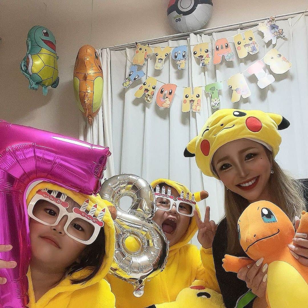 MII MAMAさんのインスタグラム写真 - (MII MAMAInstagram)「. . . 今年のお誕生日は #ポケモン でした❤️💛💙 . YouTube見てね〜🍿🎬💕 —————————————— 🔎White Style mi mama 良かったらチャンネル登録お願いします🙇🏽‍♀️ #YouTube#ユーチューバー#主婦ユーチューバー#MIIMAMA#チャンネル登録お願いします#2児ママ#年子ママ#ギャルママ#ぎゃるまま#アラサーママ#アラサー#30代#30代ママ#ホワイトインテリア#モノトーンインテリア#シンプルな暮らし#収納#ホワイト収納#イチナナ#イチナナライバー#専属ライバー#主婦ライバー#17LIVE#主婦YouTuber#ママYouTuber#ママライバー#幼稚園ママ#小学生ママ」11月27日 11時01分 - miimamachannel
