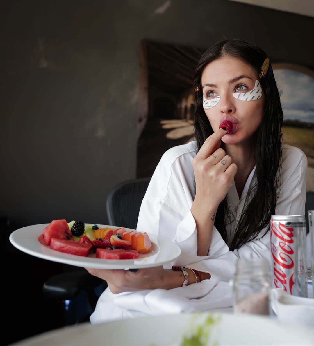 China Suarezのインスタグラム：「Yummyyy 😈」
