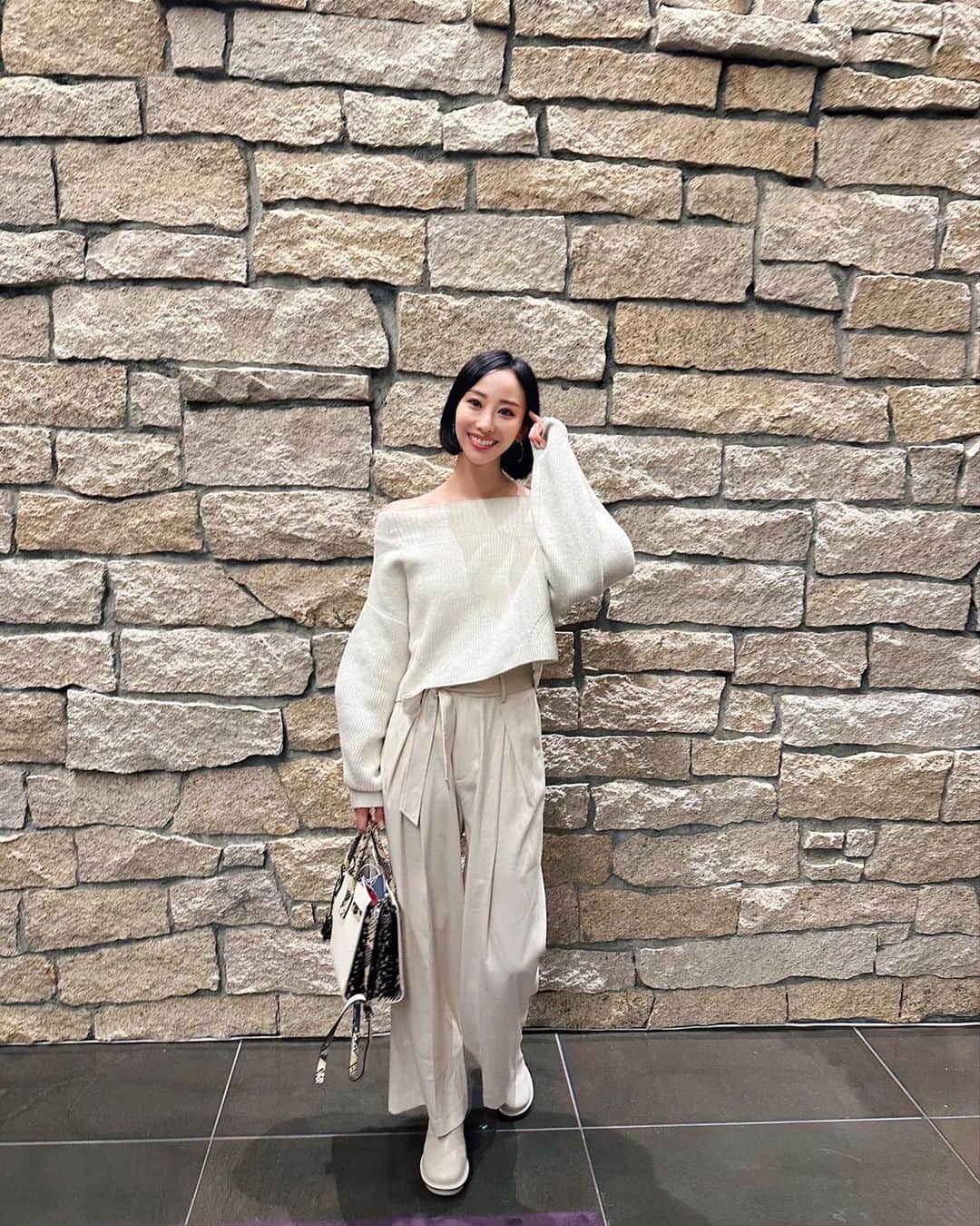 秋倉諒子さんのインスタグラム写真 - (秋倉諒子Instagram)「オールホワイトが着たい季節🤍 このブーツどこの？って よく聞かれるアヒルブーツ可愛過ぎない？🪿👢🐣  最後は去年の展示会の　@miharayasuhiro さん😆🤍  knit @mystrada_official  pants @maisonspecial_women  boots @miharayasuhiro_official  bag @ysl」11月27日 11時14分 - ryokoak45