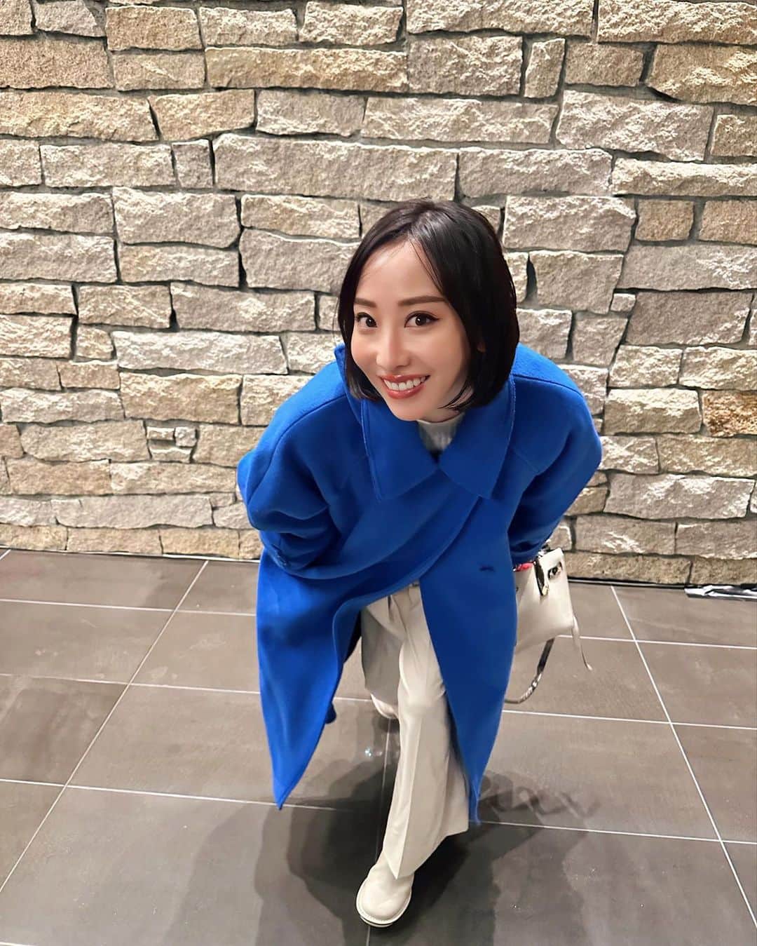 秋倉諒子さんのインスタグラム写真 - (秋倉諒子Instagram)「オールホワイトが着たい季節🤍 このブーツどこの？って よく聞かれるアヒルブーツ可愛過ぎない？🪿👢🐣  最後は去年の展示会の　@miharayasuhiro さん😆🤍  knit @mystrada_official  pants @maisonspecial_women  boots @miharayasuhiro_official  bag @ysl」11月27日 11時14分 - ryokoak45