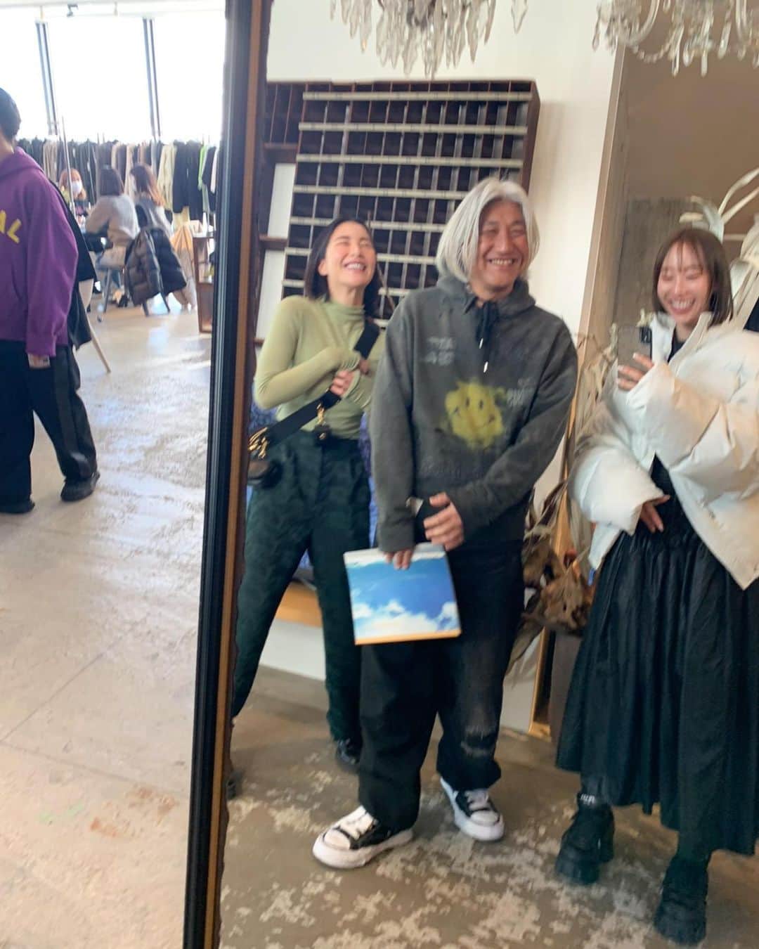 秋倉諒子さんのインスタグラム写真 - (秋倉諒子Instagram)「オールホワイトが着たい季節🤍 このブーツどこの？って よく聞かれるアヒルブーツ可愛過ぎない？🪿👢🐣  最後は去年の展示会の　@miharayasuhiro さん😆🤍  knit @mystrada_official  pants @maisonspecial_women  boots @miharayasuhiro_official  bag @ysl」11月27日 11時14分 - ryokoak45