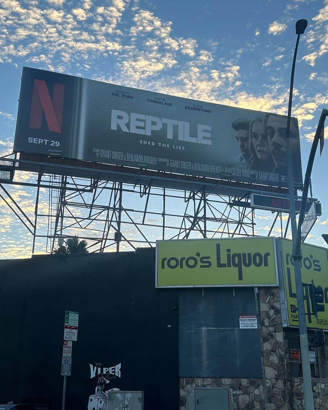 アリシア・シルヴァーストーンのインスタグラム：「From a few months back... #Reptile on Sunset Blvd! @netflix」