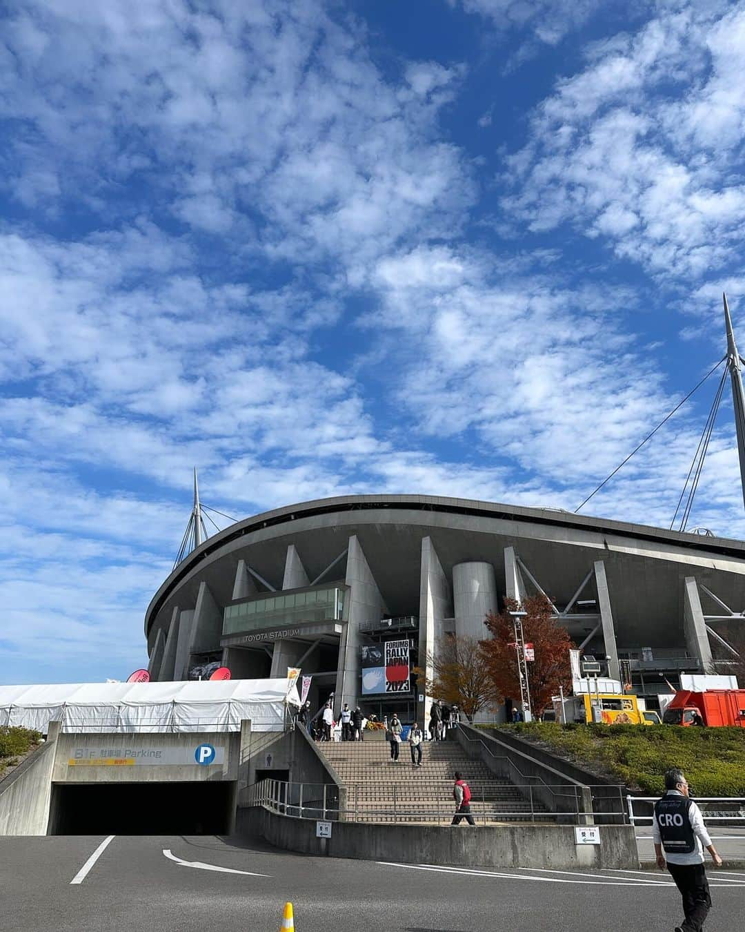 林藍菜さんのインスタグラム写真 - (林藍菜Instagram)「ラリーチャレンジ in 豊田　 今シーズンの最終戦にMC参戦！  スタートフラッグは、 #勝田範彦選手 に#勝田貴元選手 、 #ラトバラ選手 に#小林可夢偉選手 、#大嶋和也選手 、 めちゃくちゃ豪華メンバーでのセレモニアルスタート。 お名前紹介、さすがに緊張🫨しました。  ラリチャレ今シーズンは幕を閉じましたが、 春の開幕まで勉強📖して情報たっぷりにしておきます✨  #toyota #ガズーレーシング #tgrラリーチャレンジ #ラリチャレ #TGR #TGRP#モータースポーツ好きな人と繋がりたい  #モータースポーツ女子 #ラリードライバー #オシゴトアイナ #フリーアナウンサー #林藍菜」11月27日 11時24分 - hayashi_aina