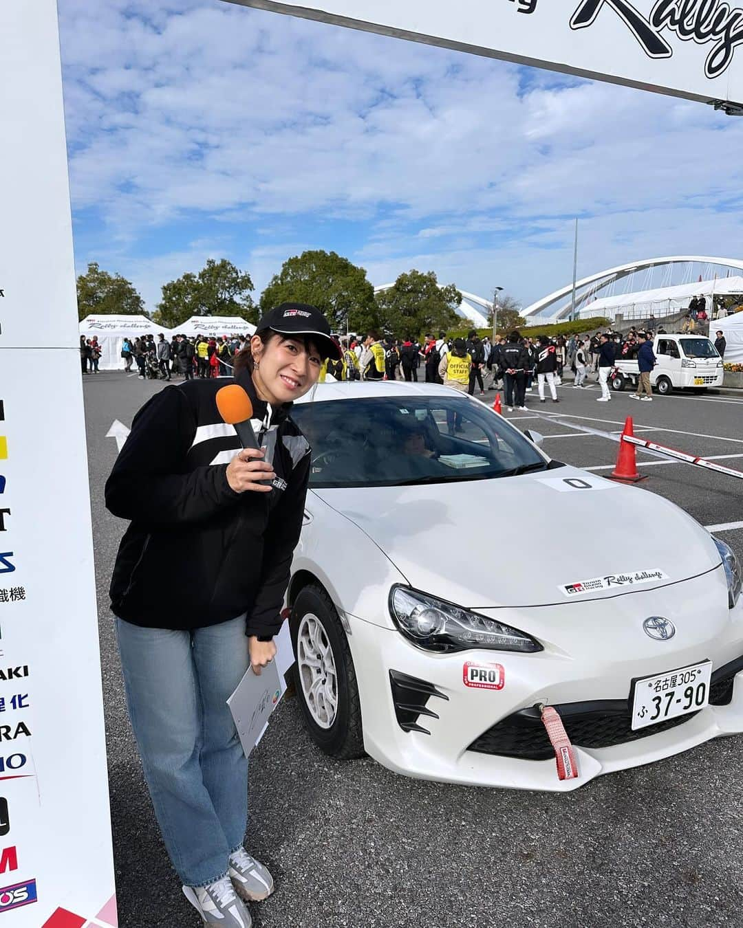 林藍菜のインスタグラム：「ラリーチャレンジ in 豊田　 今シーズンの最終戦にMC参戦！  スタートフラッグは、 #勝田範彦選手 に#勝田貴元選手 、 #ラトバラ選手 に#小林可夢偉選手 、#大嶋和也選手 、 めちゃくちゃ豪華メンバーでのセレモニアルスタート。 お名前紹介、さすがに緊張🫨しました。  ラリチャレ今シーズンは幕を閉じましたが、 春の開幕まで勉強📖して情報たっぷりにしておきます✨  #toyota #ガズーレーシング #tgrラリーチャレンジ #ラリチャレ #TGR #TGRP#モータースポーツ好きな人と繋がりたい  #モータースポーツ女子 #ラリードライバー #オシゴトアイナ #フリーアナウンサー #林藍菜」