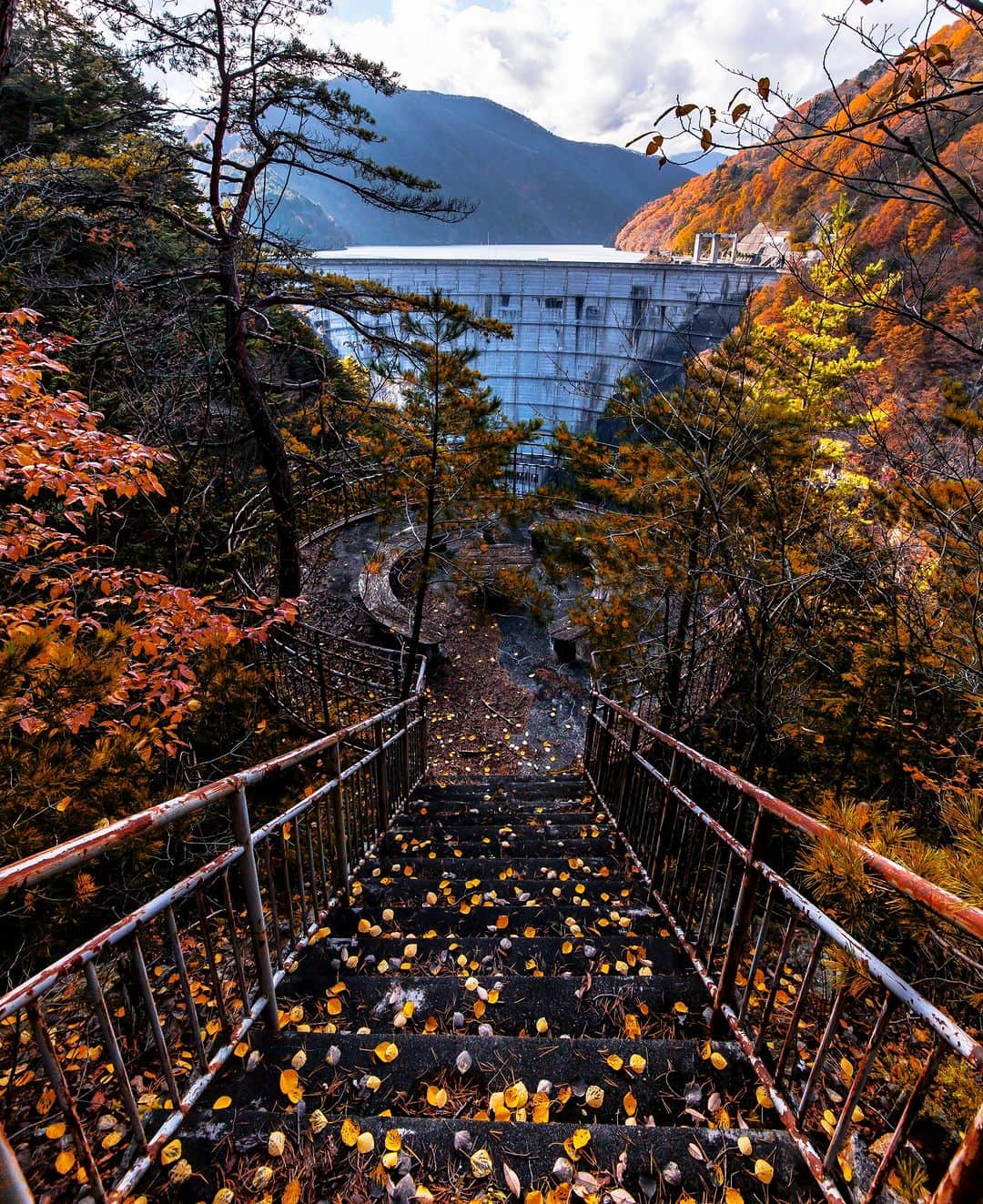 東京電力ホールディングス株式会社のインスタグラム：「奈川渡ダム Nagawado Dam  長野県松本市にある奈川渡ダムは、安曇発電所（最大出力623,000kW）の取水ダムでアーチ式コンクリートダムです。 ダム上部の一般道から見下ろすと、緩やかなアーチを体感できます。  #東京電力 #tepco #長野県 #奈川渡ダム #ダム #ダム巡り #ダム好き #damphotography #damphoto #水力発電 #再生可能エネルギー #renewableenergy #renewable #renewablepower #秋の風景 #秋の空 #紅葉 #風景写真 #景色写真」