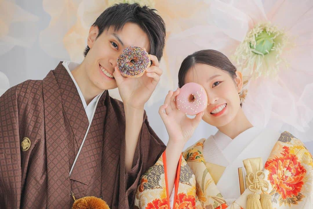 studioTVB梅田店のインスタグラム：「. . 和装ハウススタジオ撮影🪻  かわいいドーナツと一緒に🍩💕 2着目のマルレもとってもお似合いでした🤍 ・ ・ photo @ daigo adachi  hairmake @ami.deco.hm  ・ ・ ・ @studiotvb_umeda  @decollte_weddingphoto @d_weddingphoto_jp  ・ ・ ・ ・ ・ ・ ・ 共に働くフォトグラファー・ヘアメイク・プランナー、 募集中です。 @decollte_recruit  ・ ・ ・ #撮る結婚式 #デコルテフォト #スタジオTVB #studiotvb #スタジオTVB梅田 #studiotvb梅田 #ウェディングフォト #フォトウェディング #ロケーションフォト #ナチュラルウェディング  #ドレス試着  #ウェディングドレス #前撮り #大阪前撮り  #洋装前撮り  #関西プレ花嫁 #プレ花嫁 #結婚式準備 #全国のプレ花嫁さんと繋がりたい  #プレ花嫁さんと繋がりたい  #日本中のプレ花嫁さんと繋がりたい  #幸せな瞬間をもっと世界に  #cherish_photo_days  #2023秋婚  #2024冬婚」