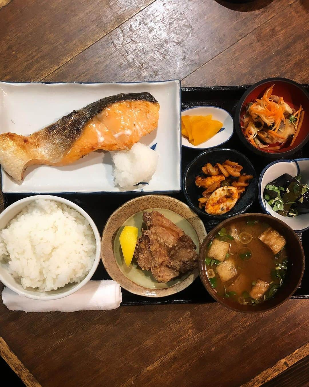 新宿寅箱のインスタグラム：「・ ランチオープンです‼︎ ・ 魚の炭火焼き 唐揚げ もちろん鰻重も‼︎ ・ 今週もよろしくお願いしま〜す♪ #鰻 #うなぎ #鰻重 #うな重 #焼き魚 #焼き魚定食 #唐揚げ #唐揚げ定食 #寅箱 #寅箱ランチ #新宿寅箱 #池袋寅箱 #新宿グルメ #新宿ランチ #東京グルメ #東京ランチ」