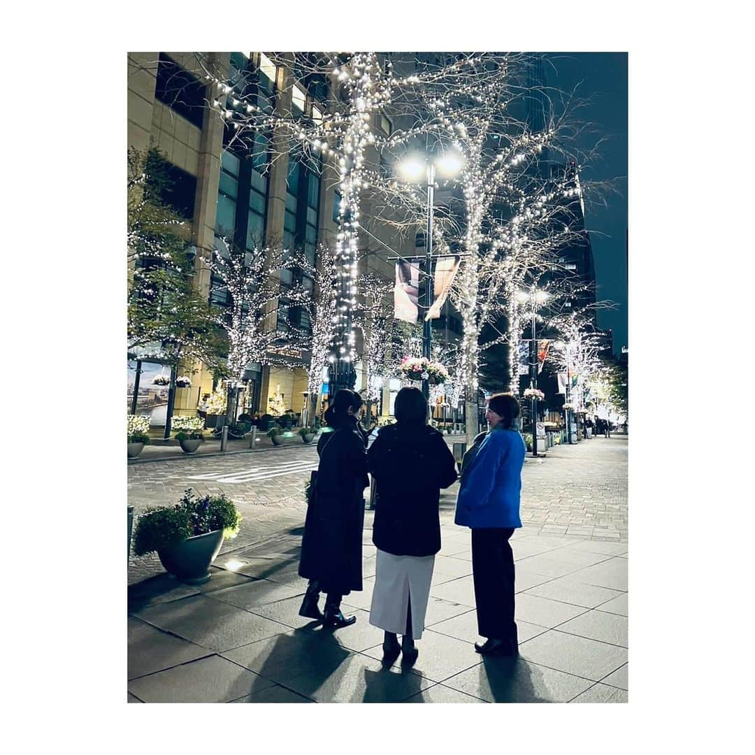 室井由美子さんのインスタグラム写真 - (室井由美子Instagram)「今年のアウターは @hyke_official ネイビーコート。ユニセックスで端正な1枚は比翼デザイン。たまに見えるボタンも気が利いていてお気に入り。 ・ 昨晩久しぶりに大学時代からの友達との飲み会に、こちらのコートを初おろし。ちなみに女子会トークの大部分は「健康と美容(シミ取りetc.)」について。話す内容も大分変わってきたな😅 ・ #19歳から友達  #歳を重ねても友達 #ありがたいなぁ #きれいめコーデ #きれいめカジュアル  #エレガントコーデ #40代コーデ  #hyke #fashion #ootd」11月27日 11時34分 - yumikomuroi