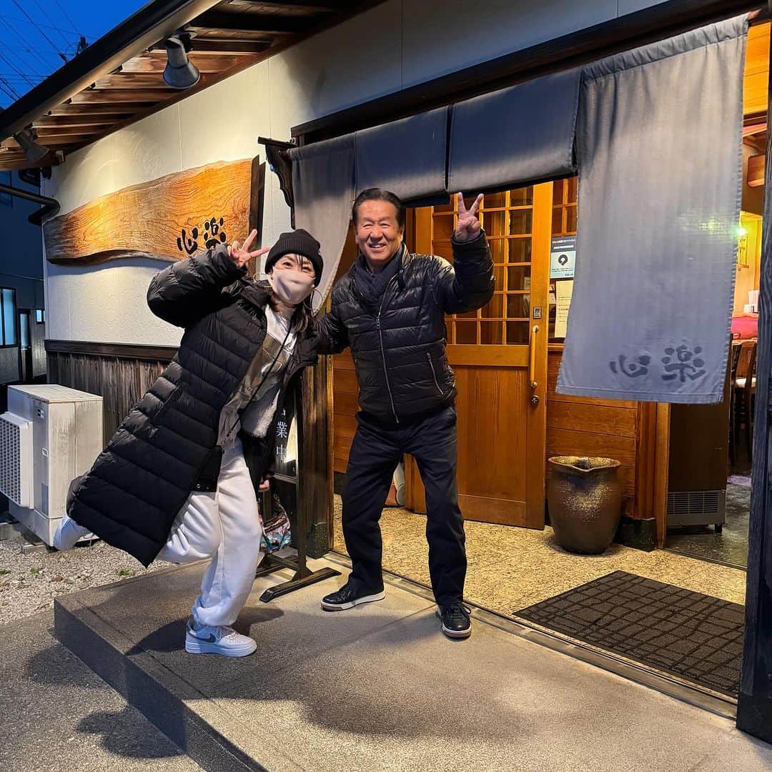 西尾夕紀さんのインスタグラム写真 - (西尾夕紀Instagram)「はまゆう歌謡クラブ発表会に ゲストでお招きいただきました！！  新幹線を乗り継ぎ移動時間5時間ほど…。 車中景色を見ながら黄昏れました♪  実に新宮は11年ぶり⁇その当時ヘアーを 仕上げて頂いた美容室の先生にも再会できました。  新宮は神倉神社が有名と聞き、行こうかと 計画してたのですが、今回は断念しまして 山口社長からの写メを投稿します！！  まさに、「一途な恋」の歌詞 息切れするような…石段仰ぐ… ひとつひとつに願いを込めて…。  そんな歌詞にピッタリな場所！！  会場は満席のお客様で本当に熱気に包まれておりました。 オリジナル曲＆モノマネショーで お楽しみ頂きましたよ♡  めはり寿司や鈴焼。 前日は「心楽」さんにてレコード会社の伊藤さんと 皆んなで夜ご飯🍴 地元名物を頂いてグルメな旅でもありました！！  歴史あるはまゆう歌謡クラブ発表会に 携わるスタッフの皆様。 音響、照明さん。お世話になり有難う御座いました！！ #はまゆう歌謡クラブ発表会 #西尾夕紀 #歌 #モノマネ #神倉神社 #石段 #香梅堂すず焼き  #めはり寿司美味しかった」11月27日 11時34分 - yuki_nishio_