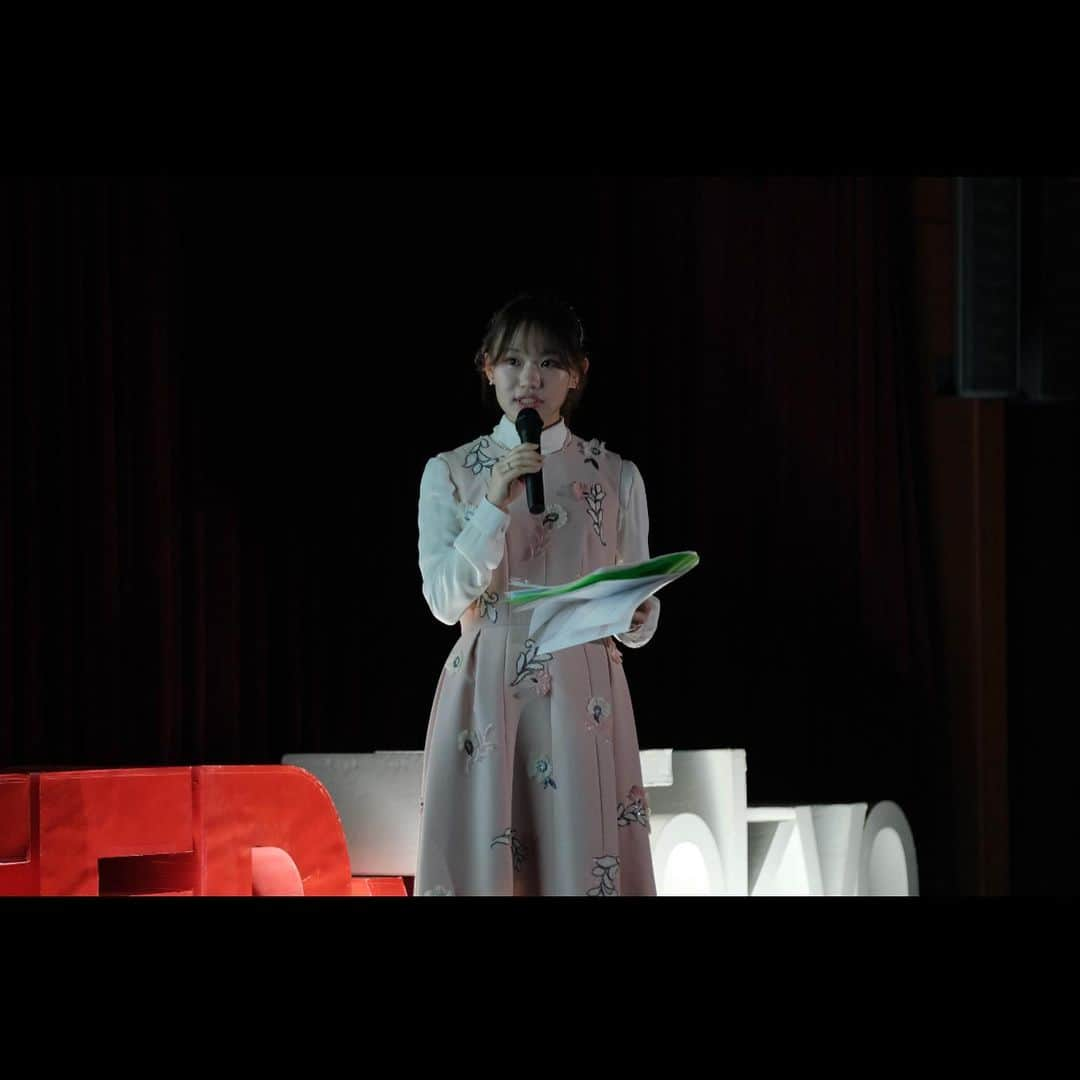 岡本沙紀さんのインスタグラム写真 - (岡本沙紀Instagram)「Participated TEDxUTokyo as a host:) ⁡ I was so nervous that I made every mistake I can think of at the rehearsal, but thanks for the kind and active audience and the extremely supportive staff, I had my job done more satisfactorily than I expected😊 ⁡ Thank you for the amazing opportunity! ⁡ TEDxUTokyo Salon 2023にて、司会を務めさせていただきました。 ⁡ 興味深いトークをたくさん伺えて、また特等席で素敵なイベントに参加させていただけて大変光栄でした。 ⁡ リハーサルではあまりの緊張から人生で経験したことがないほど舌がもつれ、スタッフの皆様にご心配をおかけしてしまいました。 ⁡ 本番でもいくつもの反省点があるのですが、とても献身的なスタッフの皆様にたくさん助けられました。ありがとうございました！ ⁡ そして、こんな楽しい会を作りあげてくださった温かくて積極的な参加者の皆様！本当にありがとうございました☺️ ⁡ TEDxUTokyo では、冬新歓を明日まで募集中だそうです！すごく達成感のある仕事ができる団体なのではと思います。ぜひ応募してみてください☺️ ⁡ ⁡ ⁡#tedtalks #tedx #tedxutokyo #tedxutokyosalon #東京大学 #東大生 #司会者 #learnenglish #learnjapanese  ⁡」11月27日 11時35分 - okamoto_sa_ki