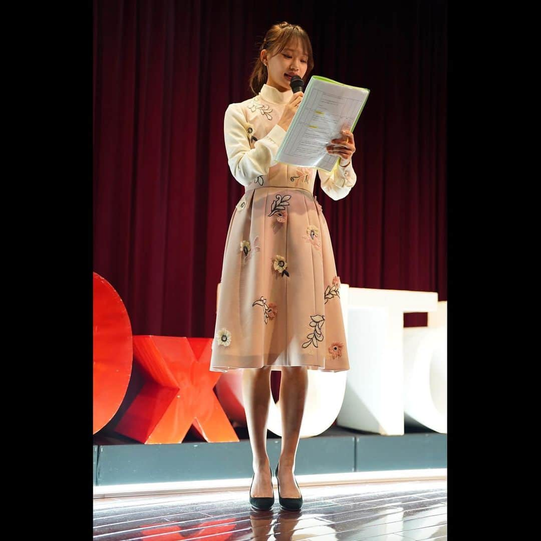 岡本沙紀さんのインスタグラム写真 - (岡本沙紀Instagram)「Participated TEDxUTokyo as a host:) ⁡ I was so nervous that I made every mistake I can think of at the rehearsal, but thanks for the kind and active audience and the extremely supportive staff, I had my job done more satisfactorily than I expected😊 ⁡ Thank you for the amazing opportunity! ⁡ TEDxUTokyo Salon 2023にて、司会を務めさせていただきました。 ⁡ 興味深いトークをたくさん伺えて、また特等席で素敵なイベントに参加させていただけて大変光栄でした。 ⁡ リハーサルではあまりの緊張から人生で経験したことがないほど舌がもつれ、スタッフの皆様にご心配をおかけしてしまいました。 ⁡ 本番でもいくつもの反省点があるのですが、とても献身的なスタッフの皆様にたくさん助けられました。ありがとうございました！ ⁡ そして、こんな楽しい会を作りあげてくださった温かくて積極的な参加者の皆様！本当にありがとうございました☺️ ⁡ TEDxUTokyo では、冬新歓を明日まで募集中だそうです！すごく達成感のある仕事ができる団体なのではと思います。ぜひ応募してみてください☺️ ⁡ ⁡ ⁡#tedtalks #tedx #tedxutokyo #tedxutokyosalon #東京大学 #東大生 #司会者 #learnenglish #learnjapanese  ⁡」11月27日 11時35分 - okamoto_sa_ki