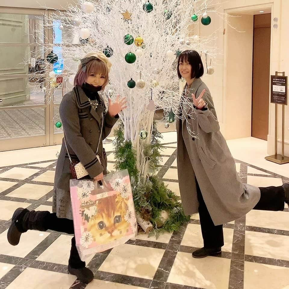 畑亜貴さんのインスタグラム写真 - (畑亜貴Instagram)「ULTRA-PRISMの小池雅也兄貴＆月宮うさぎさんと久々食事会。うさぎちゃんお誕生日おめでとう！お二人ともお元気そうで何より🐰😎」11月27日 11時38分 - akihata.jp