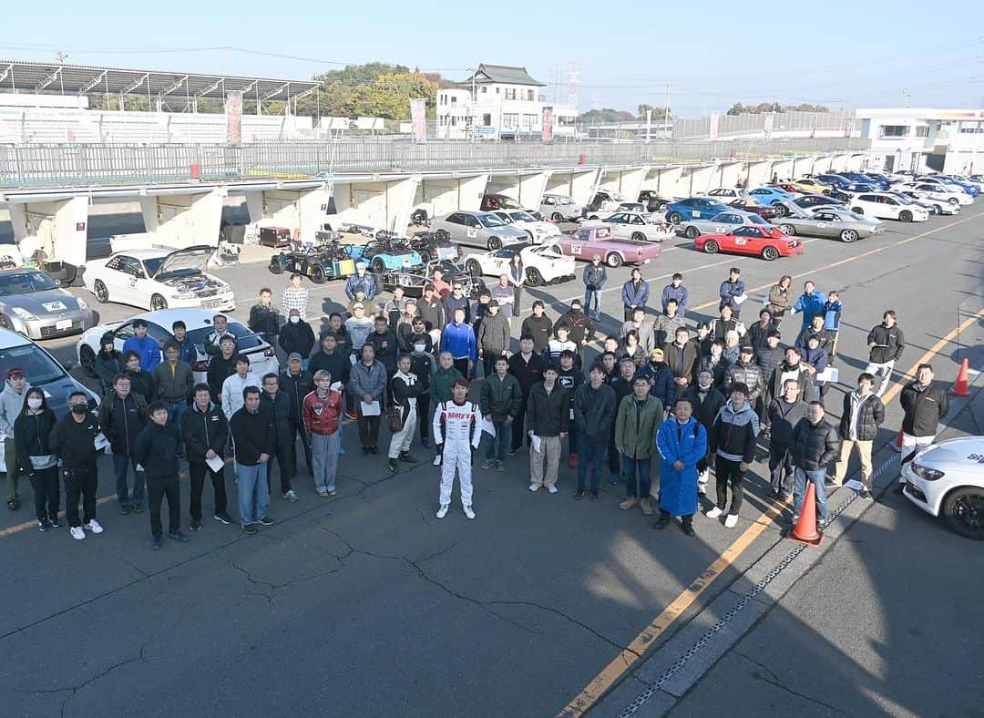 井出有治のインスタグラム：「Moty’sのサーキット走行会“The 60th TriboJapan DrivinFesta”は大盛況でした！  同乗走行では参加者たちのチューニングされたクルマに乗り、走り方やセッティングのアドバイスをさせてもらいながら、珍しいクルマから懐かしいクルマまでいろいろ乗れて楽しかった😄  参加者、関係者の皆さんありがとうございました🙇‍♂️  #motys #モティーズ #筑波サーキット #tsukubacircuit」