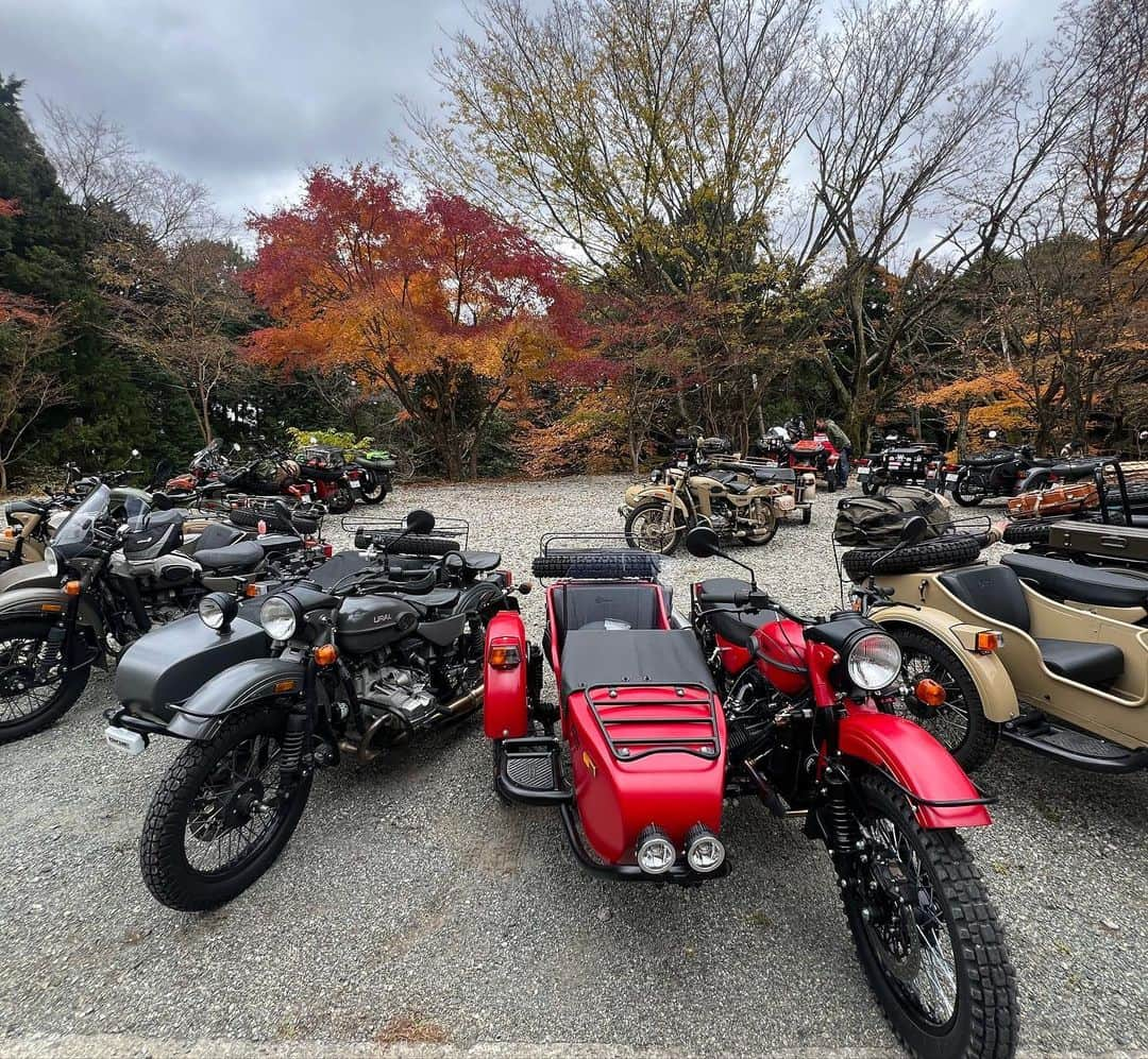 Ural Motorcyclesさんのインスタグラム写真 - (Ural MotorcyclesInstagram)「先日のUral Meeting in 箱根は大成功でした！ 18台のウラルが集結すると、なんともインパクトがありますね😅  紅葉の景色も見事でしたね。 #ウラル紅葉2023 のフォトコンテストが開催中ですので、ぜひ素敵な写真をシェアしてください！ 優勝者には2万円分*の賞品があります！  *詳細はプロフィール欄のリンクをご確認ください。 写真提供： @kotokhira」11月27日 11時50分 - ural_japan_official