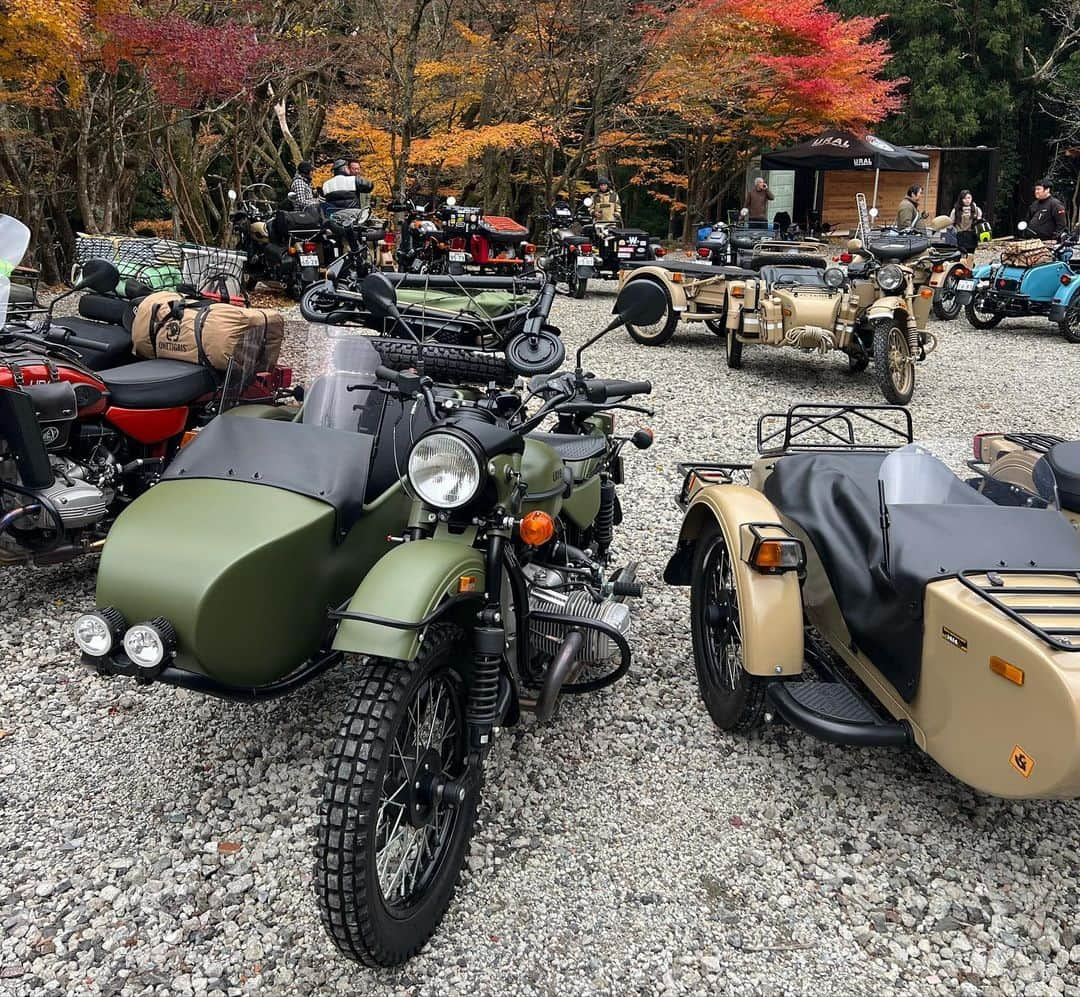 Ural Motorcyclesさんのインスタグラム写真 - (Ural MotorcyclesInstagram)「先日のUral Meeting in 箱根は大成功でした！ 18台のウラルが集結すると、なんともインパクトがありますね😅  紅葉の景色も見事でしたね。 #ウラル紅葉2023 のフォトコンテストが開催中ですので、ぜひ素敵な写真をシェアしてください！ 優勝者には2万円分*の賞品があります！  *詳細はプロフィール欄のリンクをご確認ください。 写真提供： @kotokhira」11月27日 11時50分 - ural_japan_official