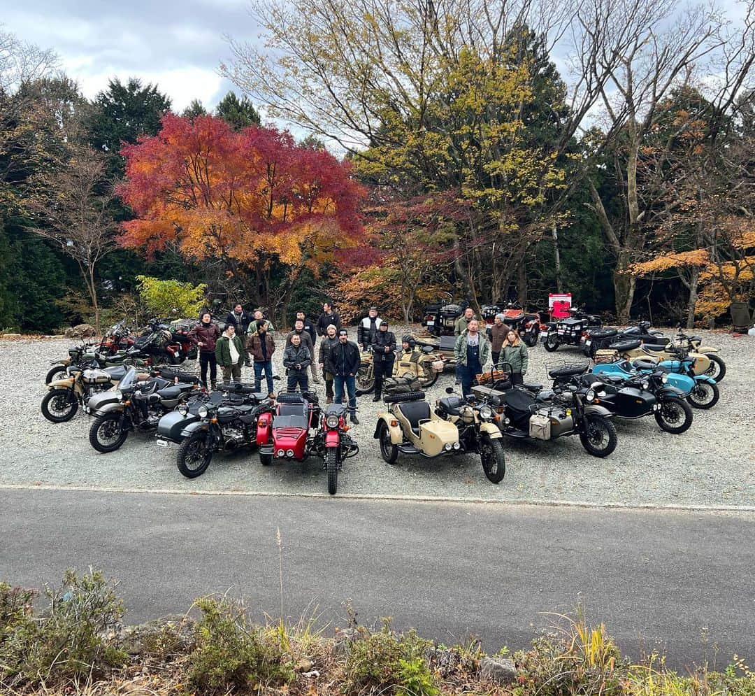 Ural Motorcyclesさんのインスタグラム写真 - (Ural MotorcyclesInstagram)「先日のUral Meeting in 箱根は大成功でした！ 18台のウラルが集結すると、なんともインパクトがありますね😅  紅葉の景色も見事でしたね。 #ウラル紅葉2023 のフォトコンテストが開催中ですので、ぜひ素敵な写真をシェアしてください！ 優勝者には2万円分*の賞品があります！  *詳細はプロフィール欄のリンクをご確認ください。 写真提供： @kotokhira」11月27日 11時50分 - ural_japan_official