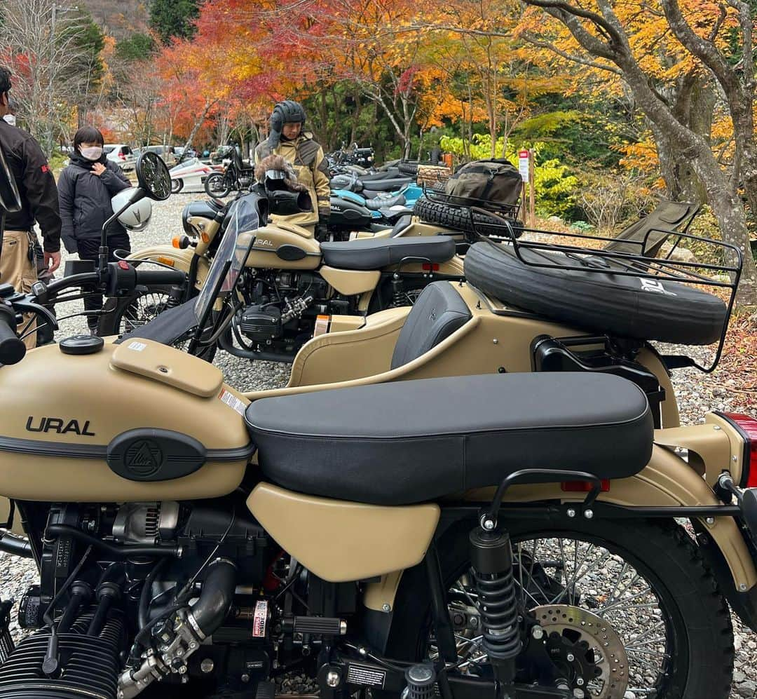 Ural Motorcyclesさんのインスタグラム写真 - (Ural MotorcyclesInstagram)「先日のUral Meeting in 箱根は大成功でした！ 18台のウラルが集結すると、なんともインパクトがありますね😅  紅葉の景色も見事でしたね。 #ウラル紅葉2023 のフォトコンテストが開催中ですので、ぜひ素敵な写真をシェアしてください！ 優勝者には2万円分*の賞品があります！  *詳細はプロフィール欄のリンクをご確認ください。 写真提供： @kotokhira」11月27日 11時50分 - ural_japan_official