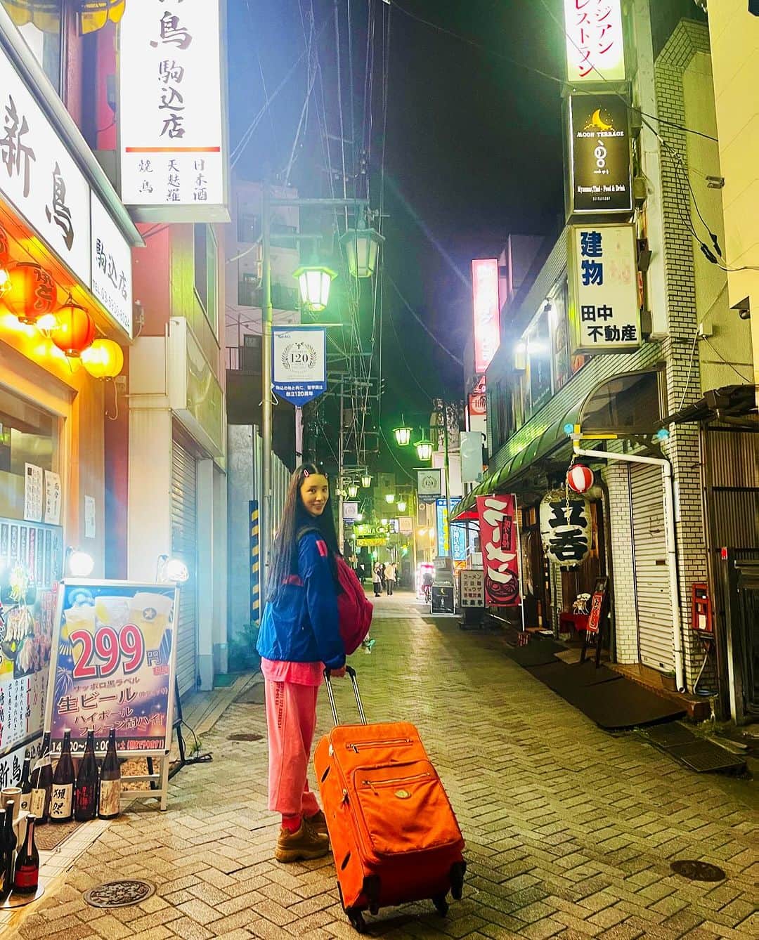 Areum Jungのインスタグラム：「Komagome station in Tokyo 💕 around 12am😳😳😅  고마고메역!!  태어나서 처음으로 일본에서 대중교통을 타봄😅😅😭😭😭😭  14살 때 도쿄에는 작문콩쿨 상받으러 왔었고 그 이후 2001년에 미코 된 후 바로 2002년엔 한일 월드컵 홍보로 여러차례, SBS골프 프로그램 촬영으로 미야자키에서 두 달, 기타 촬영 행사 등등으로 여기저기 그래도 좀 왔었지만 그럴 땐 모두 차가 준비되어있어서 전혀…몰랐습니다…대중교통 쉽지 않음을…  무튼 새로운 첫경험!!   나리타에서 고마고메역까지 야밤에 트렁크를 질질 끌고 혼자 찾아온 나를 칭찬해 ㅋㅋ   깨달음👉🏽  1. 나리타 공항에서 왕복 택시타느니 차라리 그 돈으로 비행기표를 한번 더 끊는 것이 나음  2.스카이라이너는 검색해서 미리 사두는 것이 좋음  3.유심이나 로망대신 이심! 간편하고 쌈.  4.계획 거창하게 세우지말고 지하철 노선도 파악이나 하고와야함. 모르면 무조건 물어봐야함. 개복잡함….  5. 전철만 타고다녀도 은근 돈이 많이 나감. 구간구간 요금을 다 받고 노선마다 회사가 다르기도. 암튼 얄짤없음.   #tokyo #일본여행」