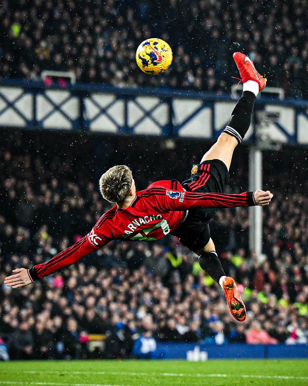 Goal Japanさんのインスタグラム写真 - (Goal JapanInstagram)「⚽ ゴール・オブ・ザ・シーズンは決まり？🥇 エヴァートン戦で衝撃のオーバーヘッド弾を決めた #ガルナチョ。試合後、圧巻のスーパーゴールについて「正直、信じられなかった」と語り、本人も驚きを隠せず。  #soccer #football #premierleague #manchesterunited #alejandrogarnacho #garnacho #サッカー #フットボール #プレミアリーグ #マンチェスターユナイテッド #⚽️」11月27日 12時05分 - goaljapan