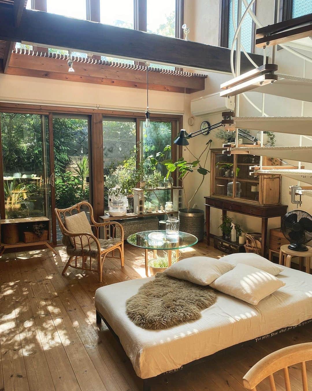 ムクリ［mukuri］さんのインスタグラム写真 - (ムクリ［mukuri］Instagram)「毎日が新しいときめき。何年経っても色褪せない日々を〜築１７年の家で暮らしを楽しむ  螺旋階段と大きな吹き抜け 緑いっぱいに囲まれたtomoさんのお家は 築１７年。  住宅密集地の中にありながら そう感じさせない自然を感じる暮らしを 楽しまれています。  また、驚きだったのは tomoさんが子どもの頃に夢見た お家をそのまま実現できたのだそう。  １７年という月日が経った今も 毎日新しいときめきで暮らしがわくわくする とお話してくださったtomoさん。  見ているだけで心地良さを感じる 素敵なお家と暮らしを ぜひご覧くださいね♩  –––––––––––––––––– ムクリ公式アカウントでは くらしの中にある"好き"や"コダワリ"を毎日お届け。  インテリア、整理収納から家づくりなど 日常で参考になる情報から サラッと読める短編コラムまで ご紹介していますのでフォローしてぜひご覧ください。 ▶︎ @mukuri_official ・  「 #ムクリ 」のタグもいつも楽しく拝見しています☺️  オリジナルブランドは @daily_mukuri  くらしの中にあったらいいいな、 そんな商品を企画・制作、集めています。 ––––––––––––––––––  #暮らしを楽しむ #暮らしの記録 #リビング#リビングインテリア #古道具#古い物が好き #古道具のある暮らし #インテリア#interior #カフェ風インテリア #吹き抜けリビング #吹き抜けのある家 #アンティーク家具#ヴィンテージインテリア #ヴィンテージラグ#オールドキリム#植物のある暮らし#石油ストーブ#トヨトミストーブ #冬インテリア#ヴィンテージチェア#オールドキリム#くらしの編集#ムクリ」11月27日 12時05分 - mukuri_official